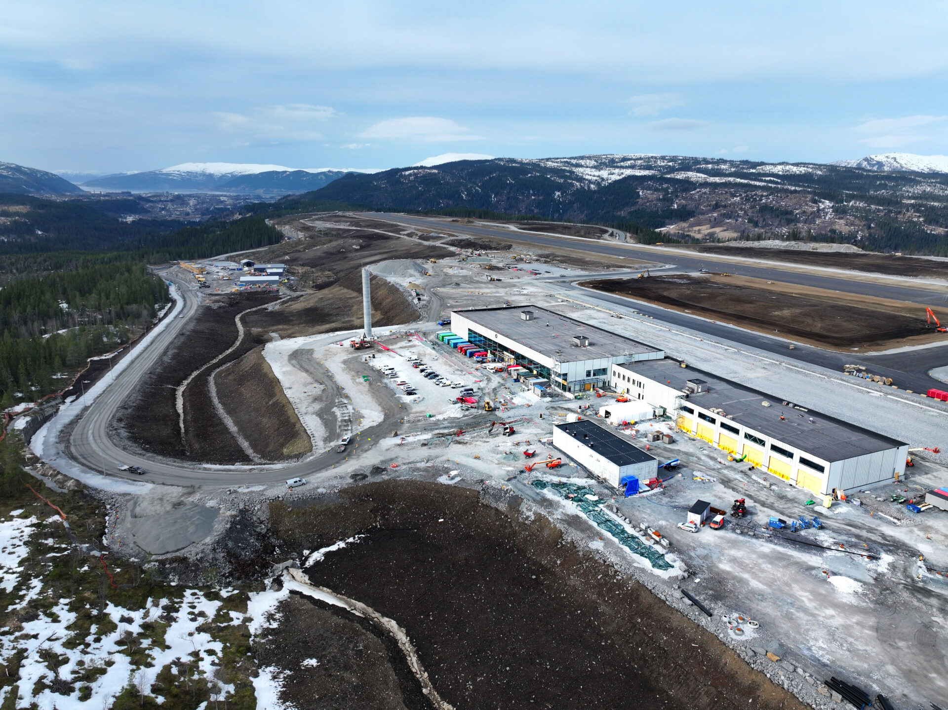 Den kommende Mo i Rana lufthavn Fagerlia, sett mot vest med byen i bakgrunnen. (Foto: Hedda Hiller, Avinor)