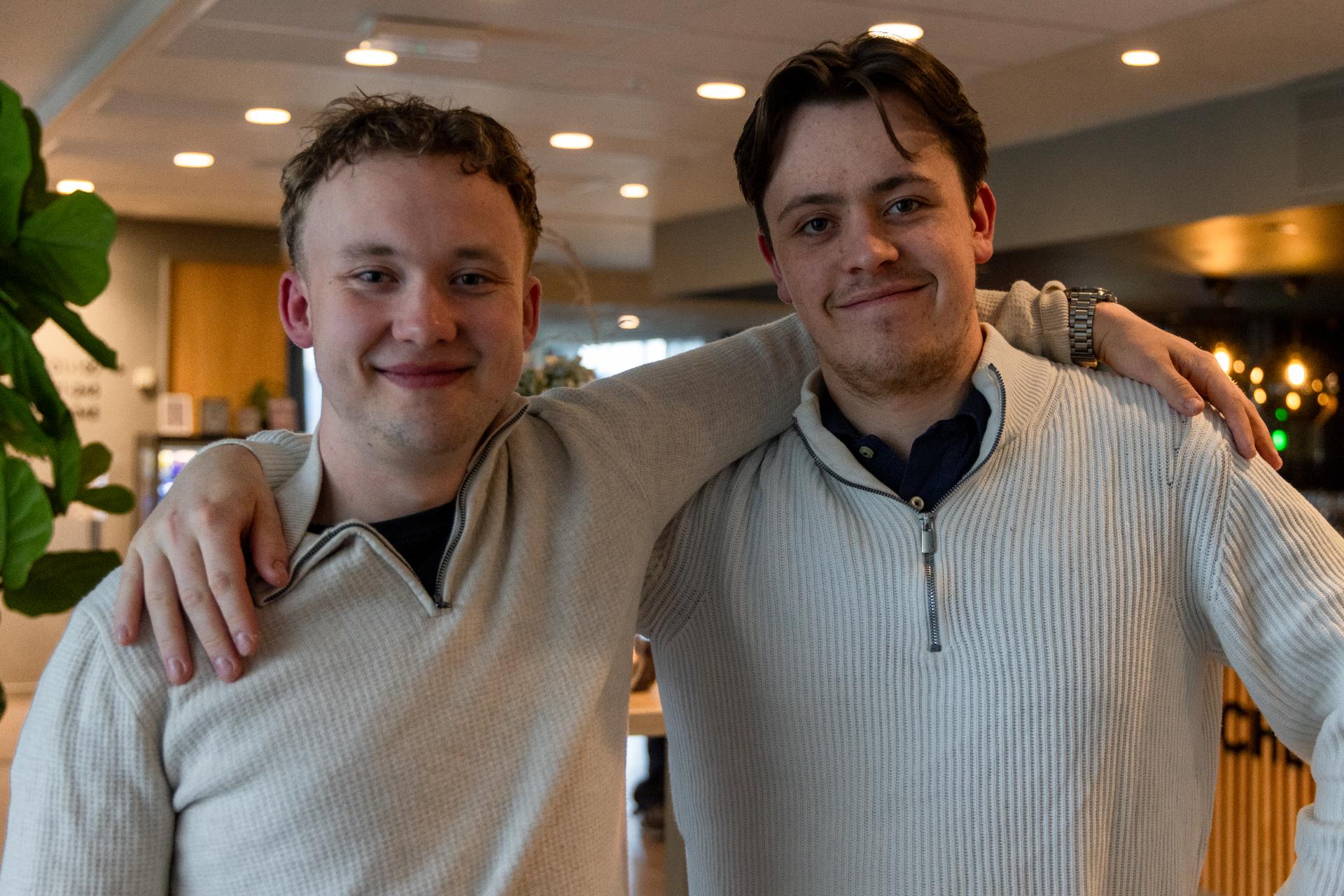 Lærlingene Jo Øksnes og Jan Inge Bu fra Hæhre Entreprenør. (Foto: AKH Gruppen)