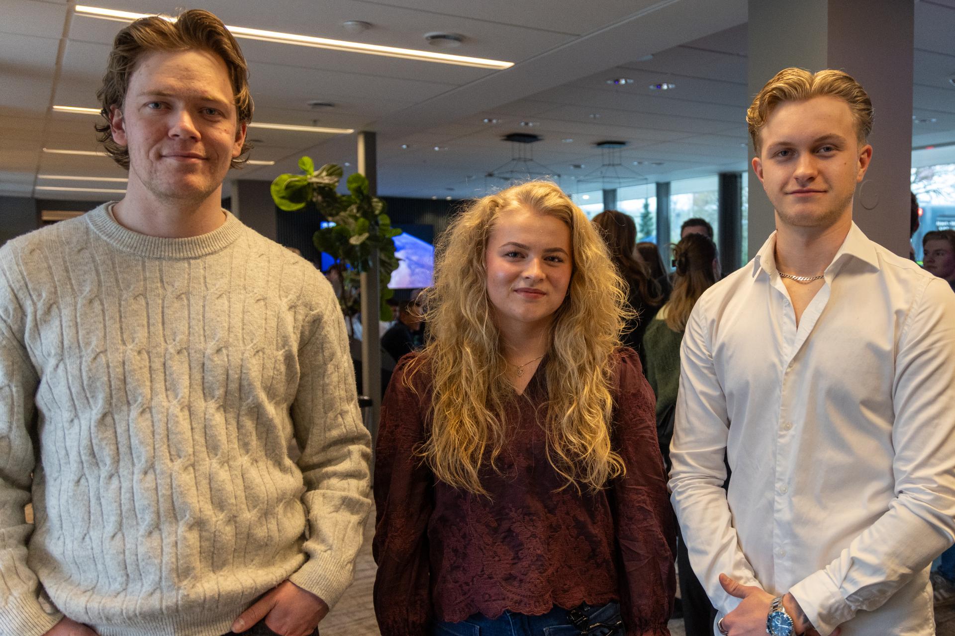 Lærlingene Ole Fredrik Moe, Stina Kaugerud og Isak Bern fra henholdsvis Contur, Rental Group og Isachsen Anlegg. (Foto: AKH Gruppen)