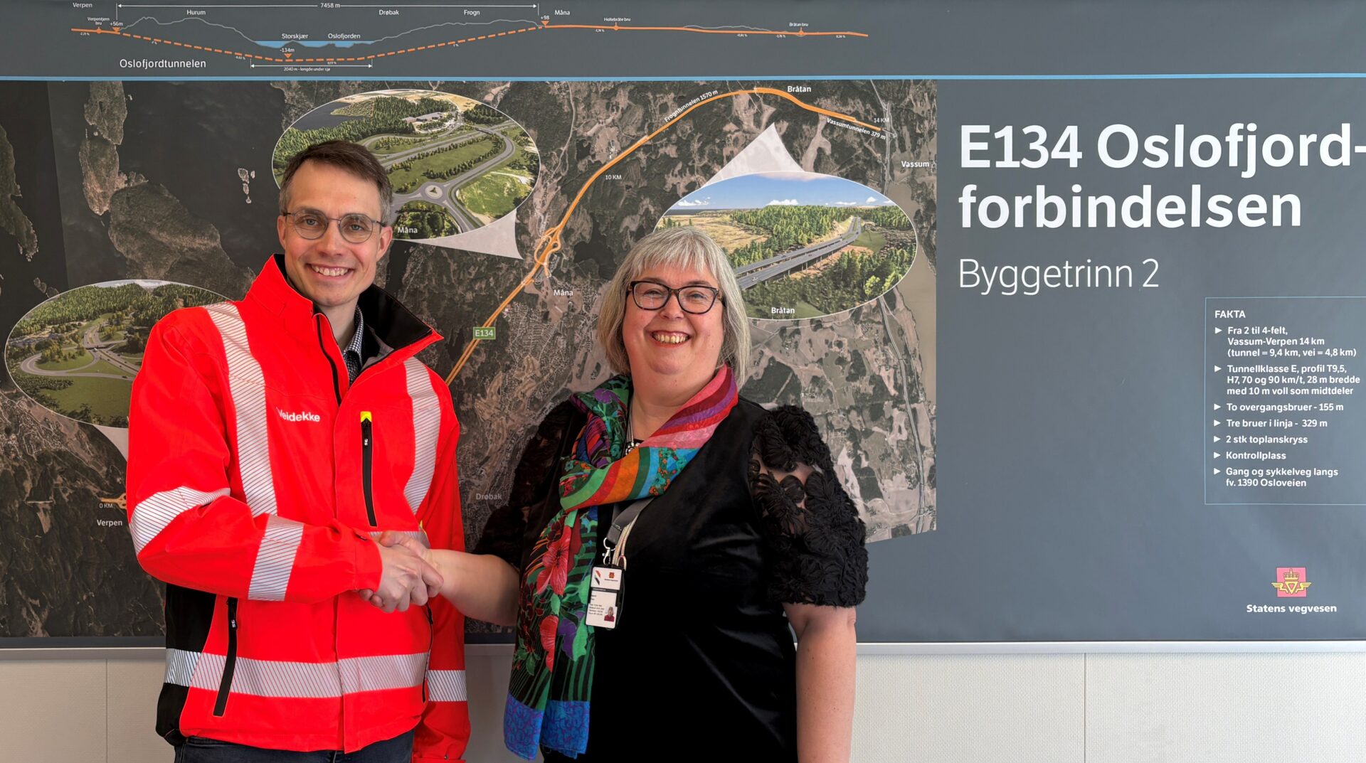 Veidekke signerte i dag milliardkontrakten om bygging av E134 Oslofjordforbindelsen. Konserndirektør Anders Haugen i Veidekke Infrastruktur og prosjektdirektør Ingunn Foss i Statens vegvesen. (Foto: Veidekke)