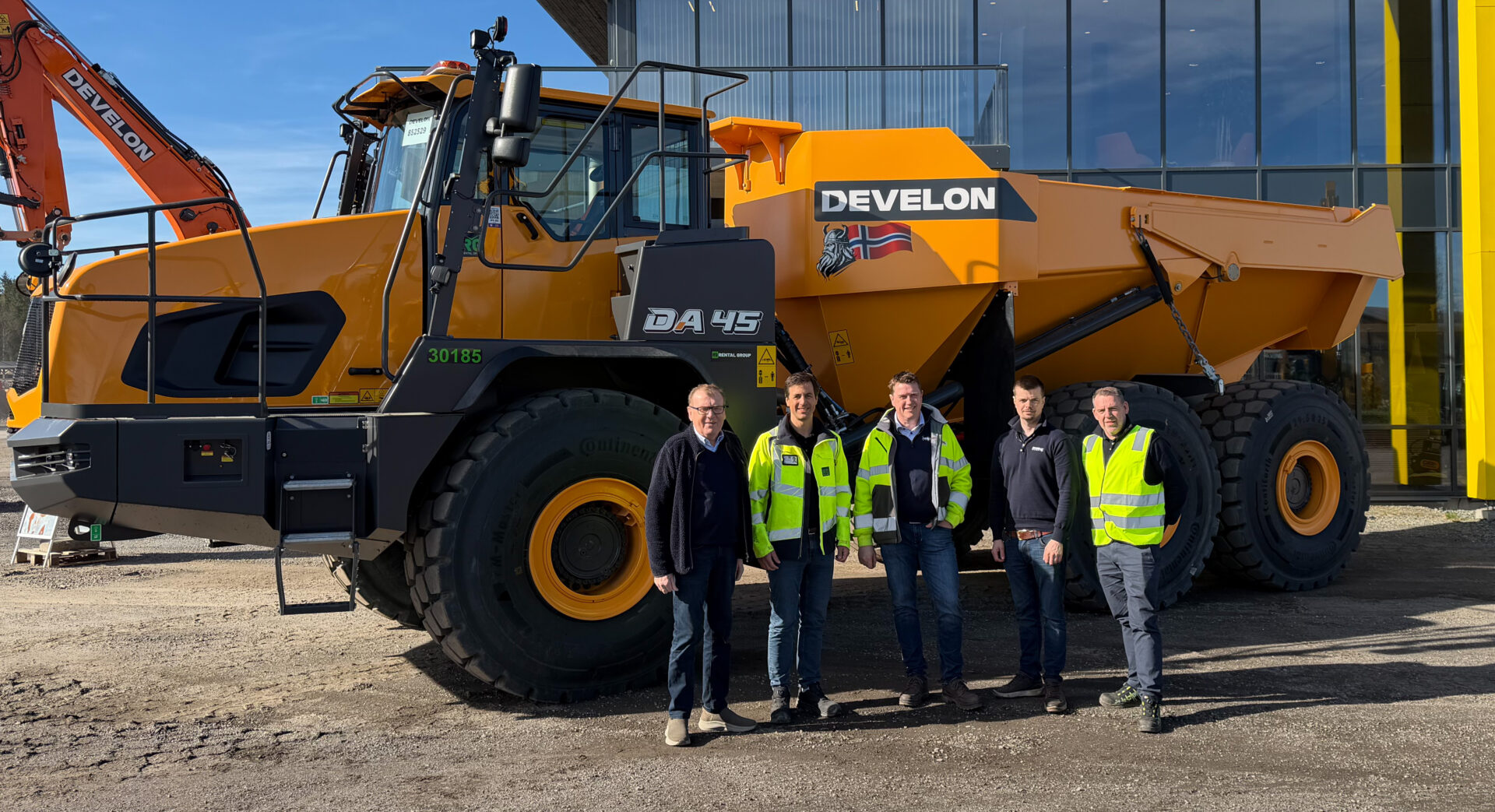 Rekordleveranse til Rental Group: Fra venstre: Kåre Rosendal, Pål Brandvold, Tor Anders Høgaas, Anders Buer Nordli og Espen Paulseth. (Foto: Rosendal Maskin)