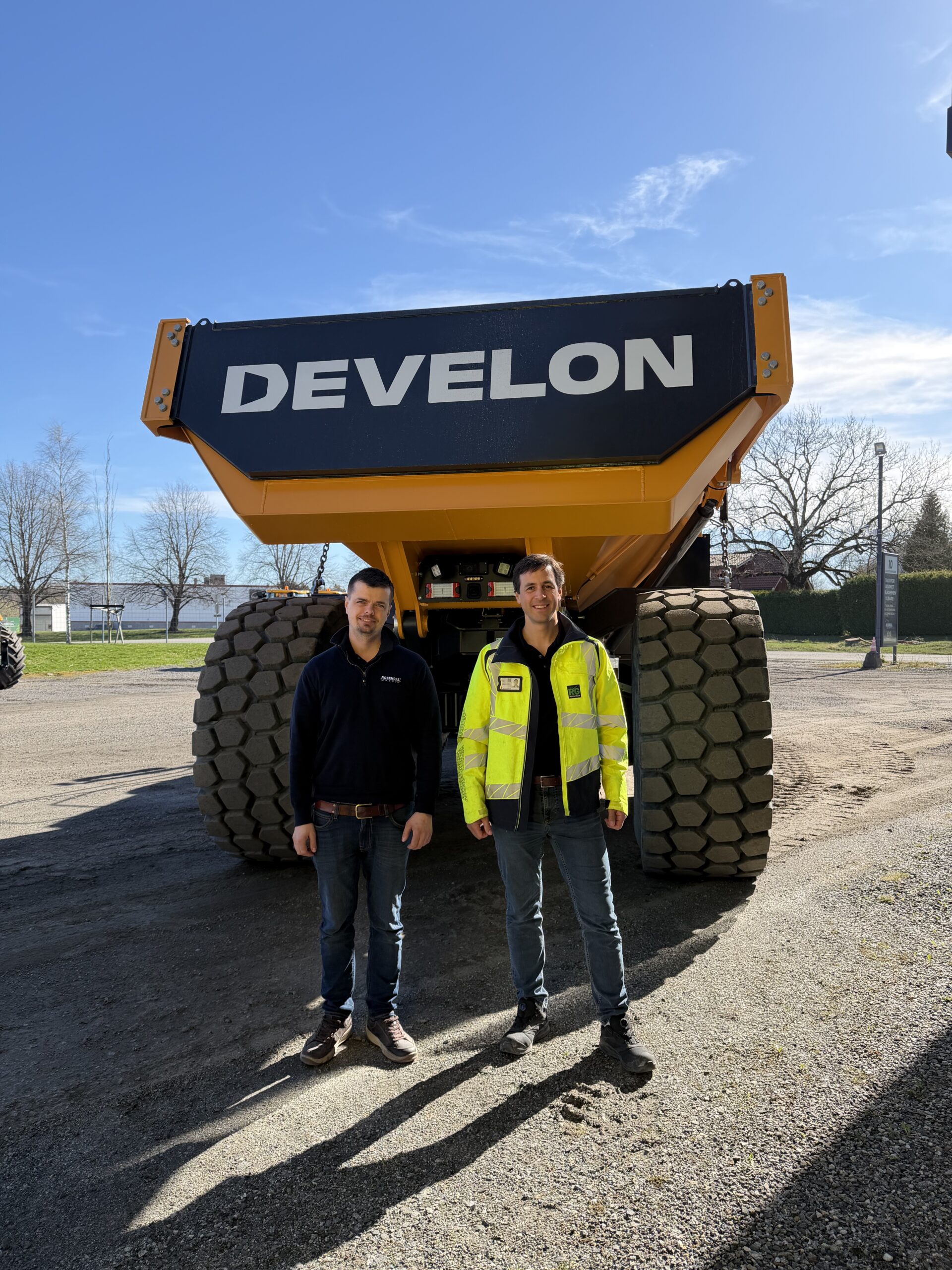 Godt samarbeid mellom produktsjef for Develon hos Rosendal Maskin Anders Buer Nordli (t.v.) og maskinteamet hos RG, her representert ved flåtedirektør hos RG Pål Brandvold. (Foto: Rosendal Maskin)