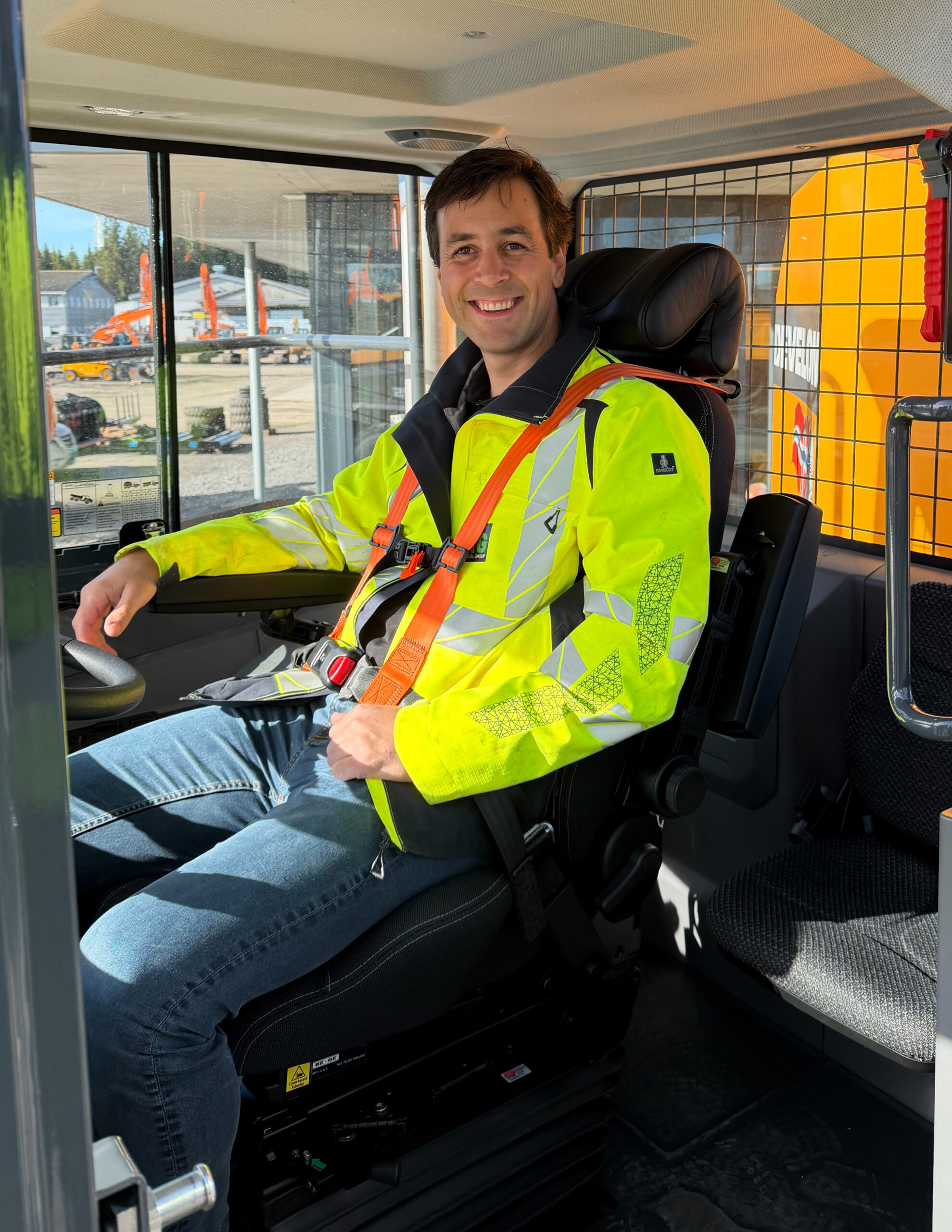 Sikkerhet er viktig for RG og deres kunder. Her prøvesitter Pål Brandvold den topputstyrte førerstolen fra BeGe med firepunkts setebelte. (Foto: Rosendal Maskin)