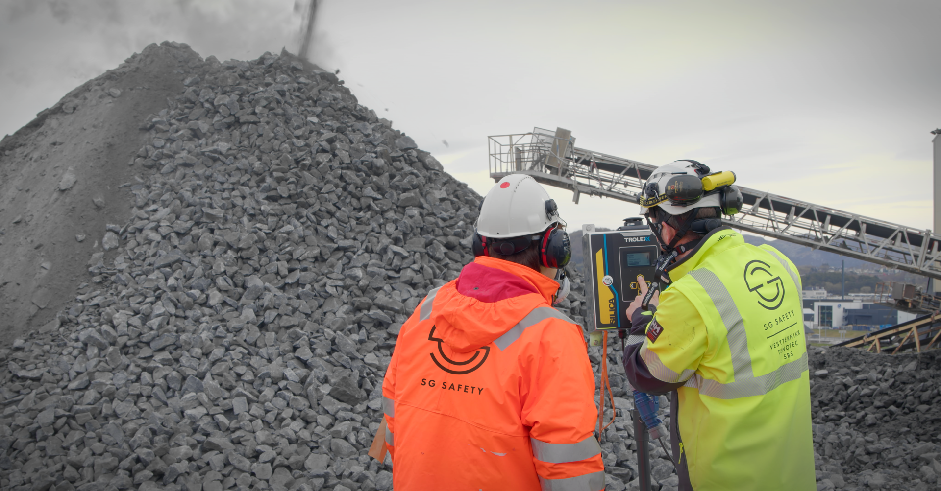 Yrkeshygieniker og Tekniker i SG Safety betjener Trolex AIR XS monitor for respirabelt, krystallinsk silika som er levert til en rekke norske tunnelprosjekter.