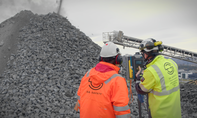 Yrkeshygieniker og Tekniker i SG Safety betjener Trolex AIR XS monitor for respirabelt, krystallinsk silika som er levert til en rekke norske tunnelprosjekter.