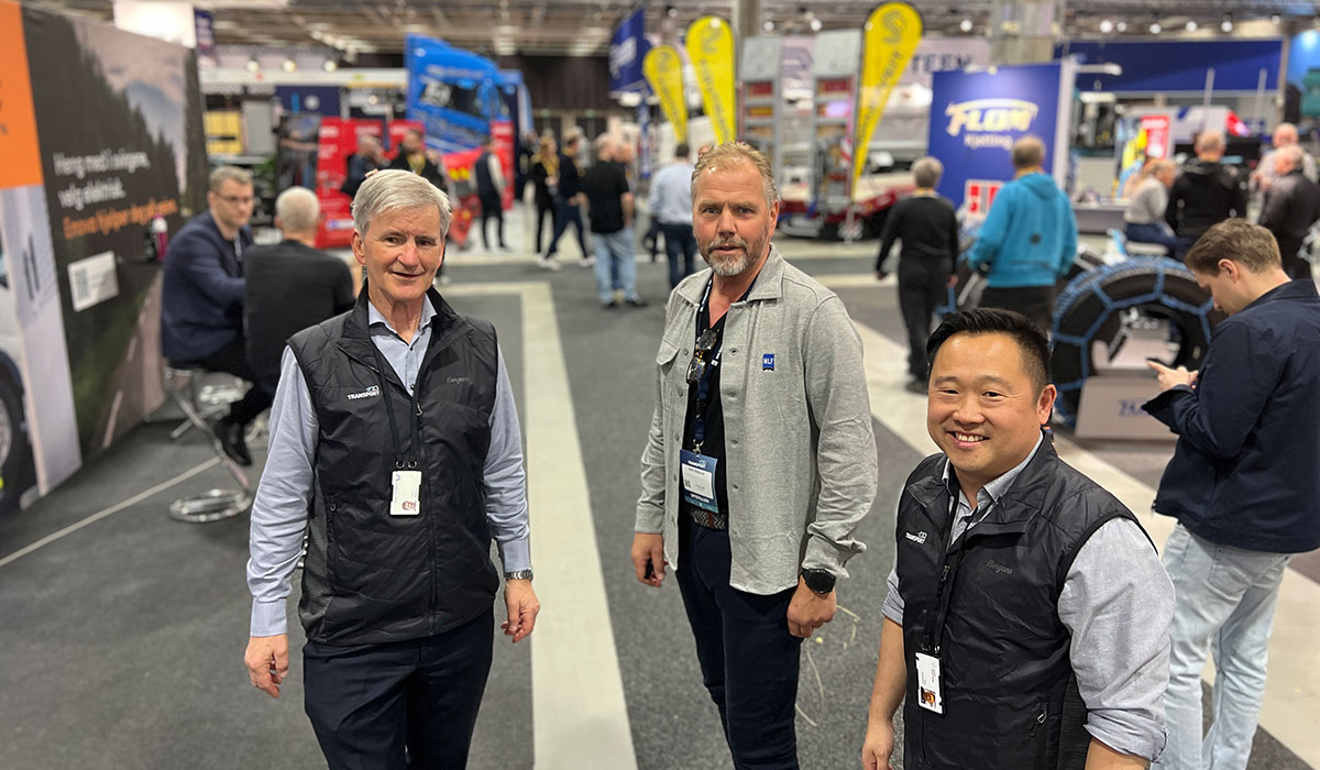 Trond Andersen i NOVA Spektrum, Kjell Olafsrud i NLF og Dag Edvartsen i NOVA Spektrum, er godt fornøyde med Transport 2026. (Foto: Brede Høgseth Wardrum, YrkesBil.no)