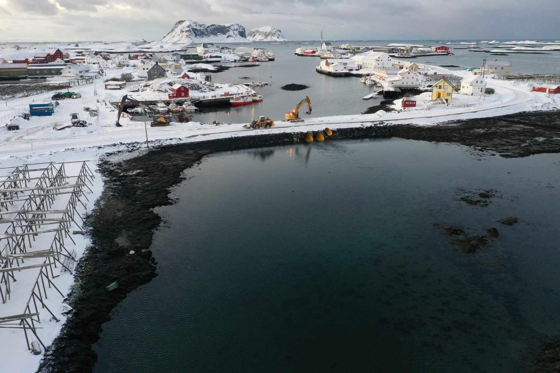 På Røst er tre betongbruer med betydelige bæreevneskader erstattet med moderne rørkulverter. (Foto: Norsk Wavin)