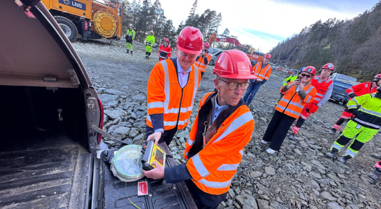 F&oslash;rste tunnelsalve p&aring; rv. 13 i R&oslash;dsliane