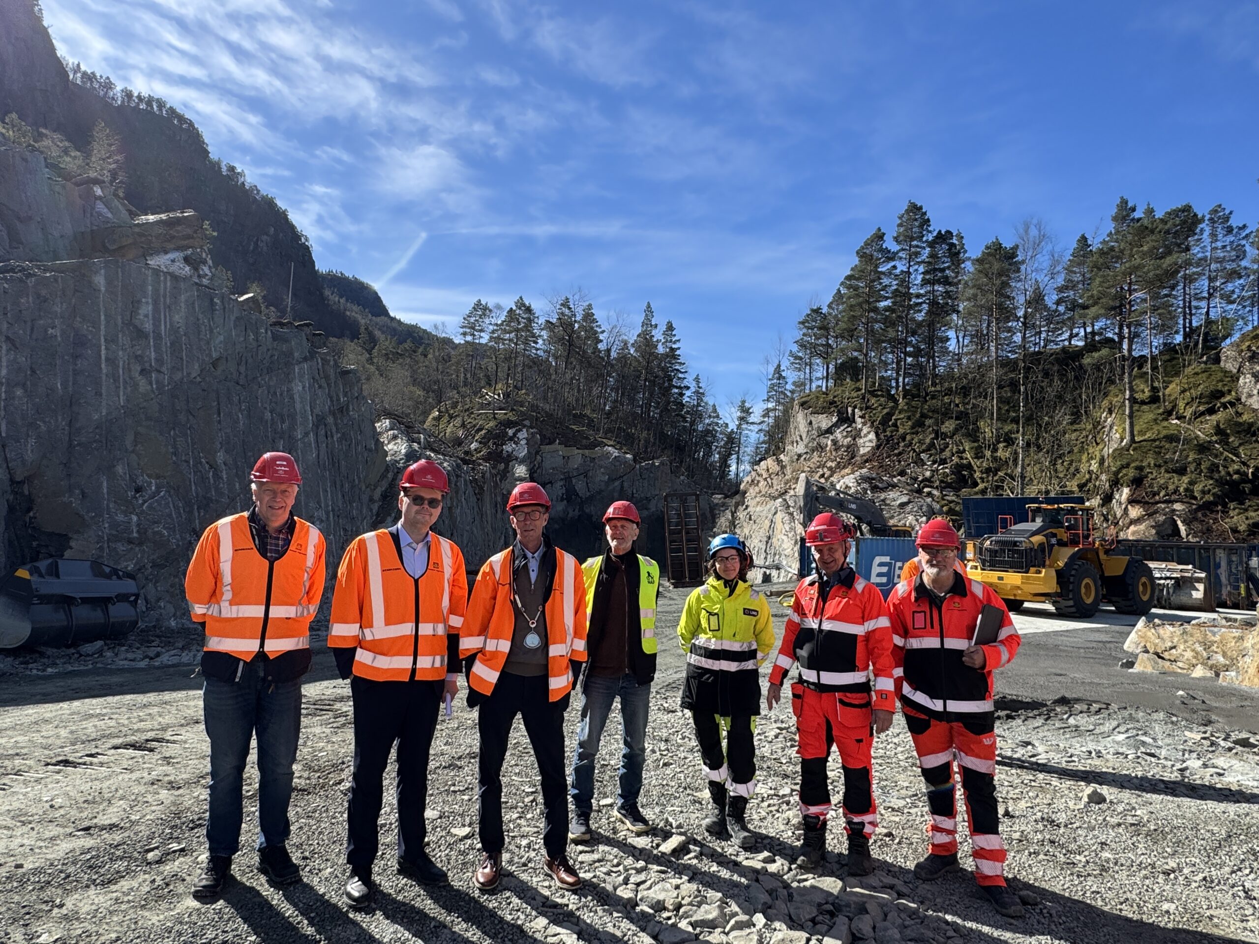 Fra venstre: Hadle Eide Bakka, statssekretær Jakob Vorren, varaordfører Torbjørn Indrebø, Sølve Myrvang, anleggsleder i LNS Helle Nilsen, prosjektleder Geir Strømstad og byggeleder Bengt Hangeland i Statens vegvesen. Foto: (Kathrine Hausken Kase, Statens vegvesen)