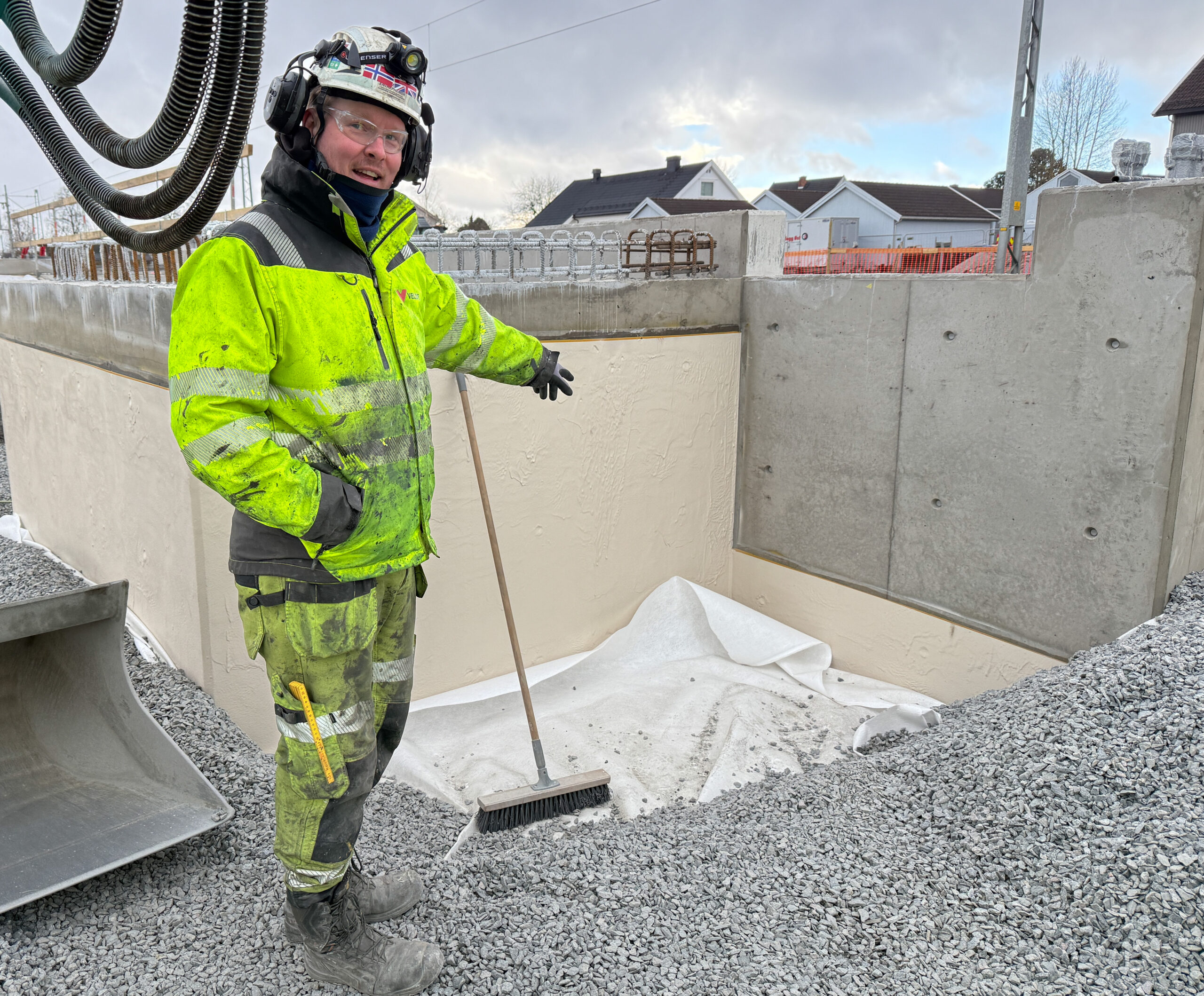 David Stensland er ansatt i Agder Entreprenør, som er leid inn for å utføre selve sprøytejobben. Her viser han hvor de har lagt Eliminator på en betongkonstruksjon. (Foto: Njål Hagen) 