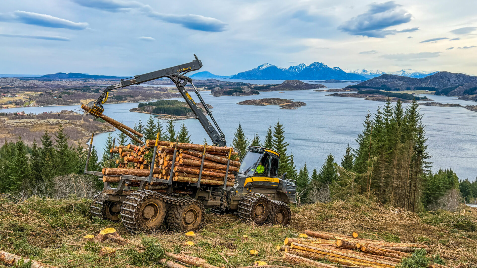 Det er flott landskap ute i havgapet på Helgelandskysten. Tømmeret har imidlertid vært veldig utilgjengelig – inntil Tømmer på Sjøen kom på banen. (Foto: Runar F, Daler)