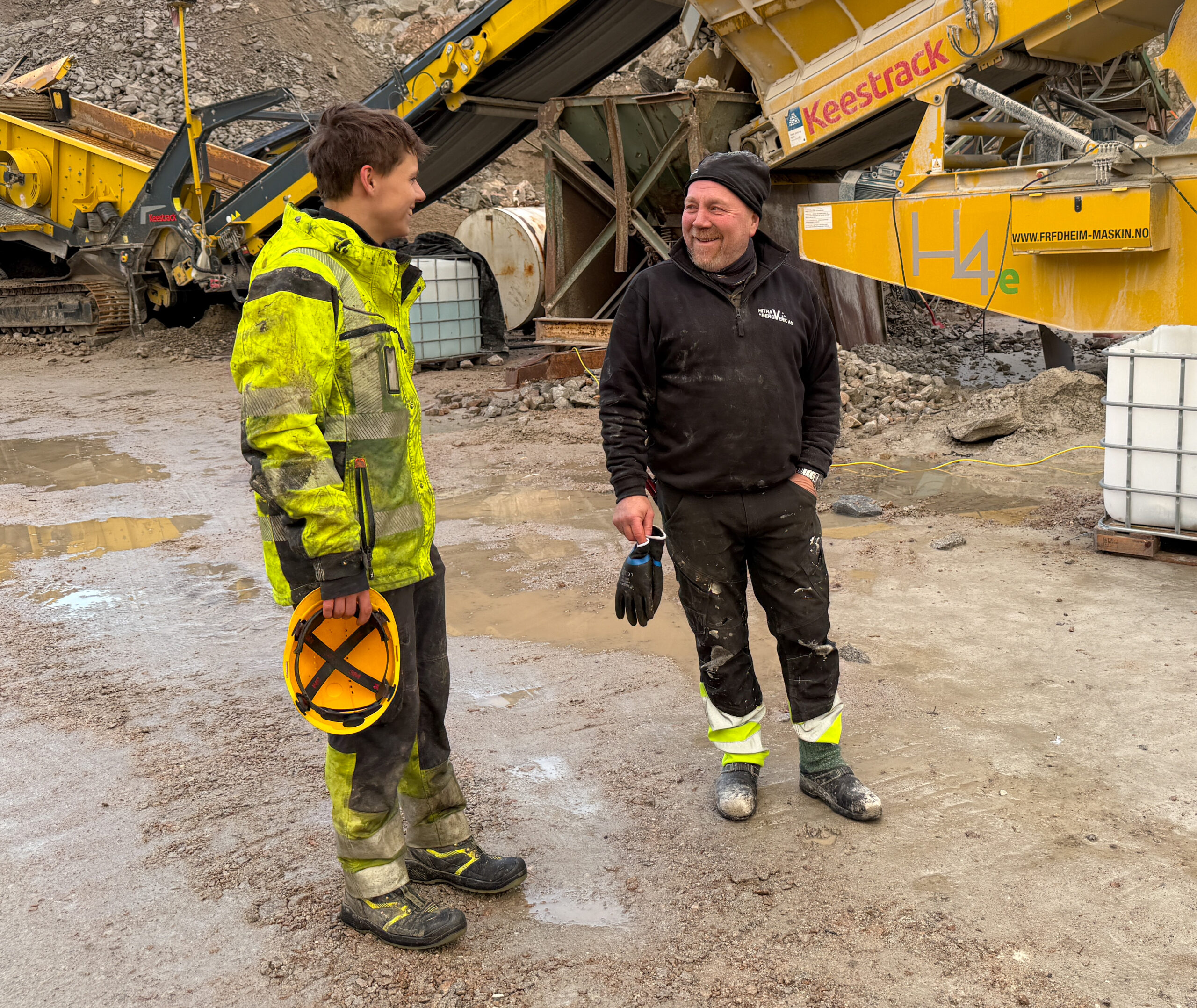 God stemning og vel 40 års aldersforskjell mellom Håvard Heggvik og lærling Jacob Eriksen. – Han er en veldig habil hjullastersjåfør, sier Heggvik. (Foto: Njål Hagen)