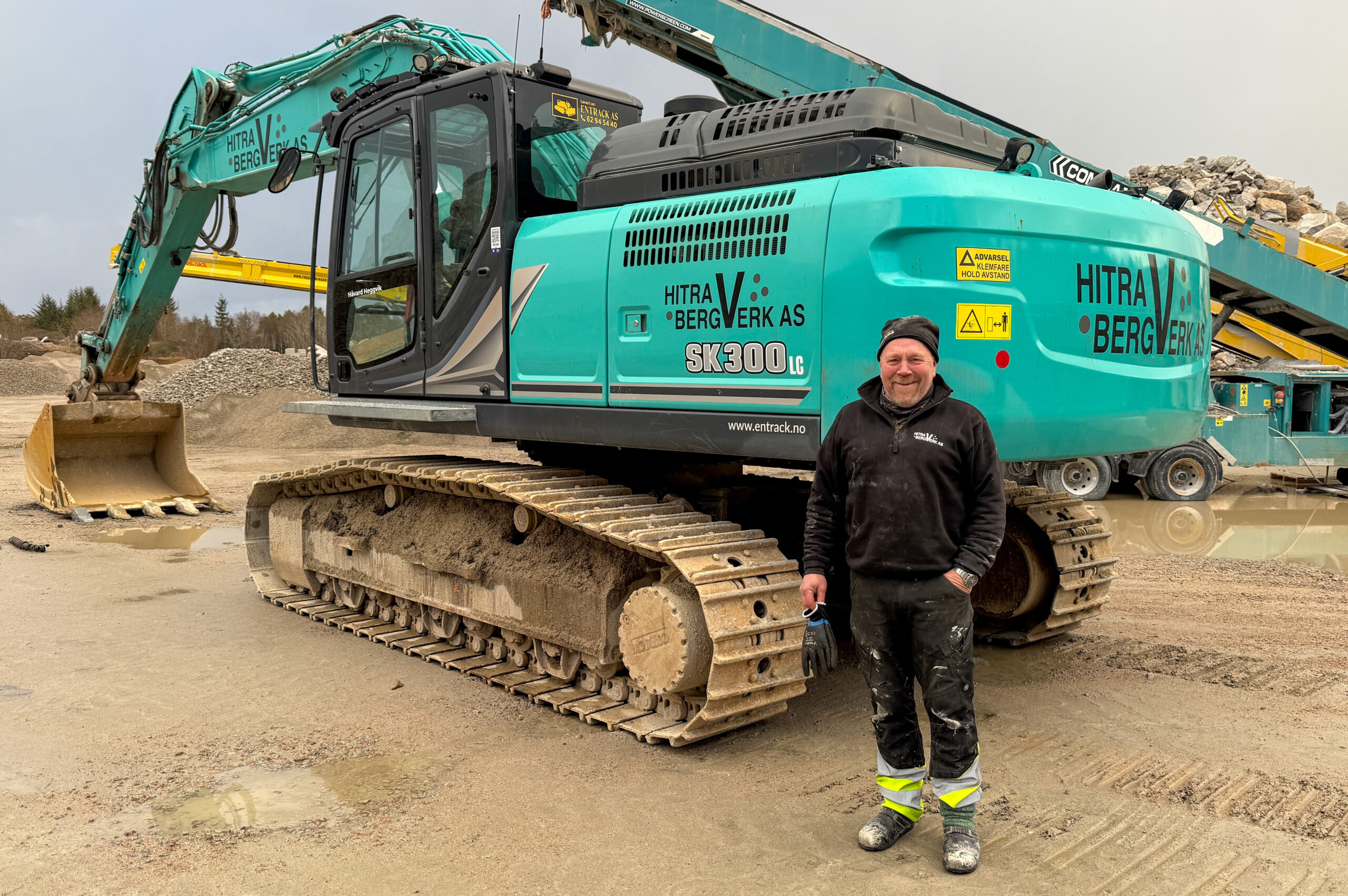 Håvard Heggvik har jobbet i Hitra Bergverk i 17 år og har fått bygget opp en veldig effektiv knuselinje. Han trives også godt bak spakene i Kobelco-graveren. (Foto: Njål Hagen)