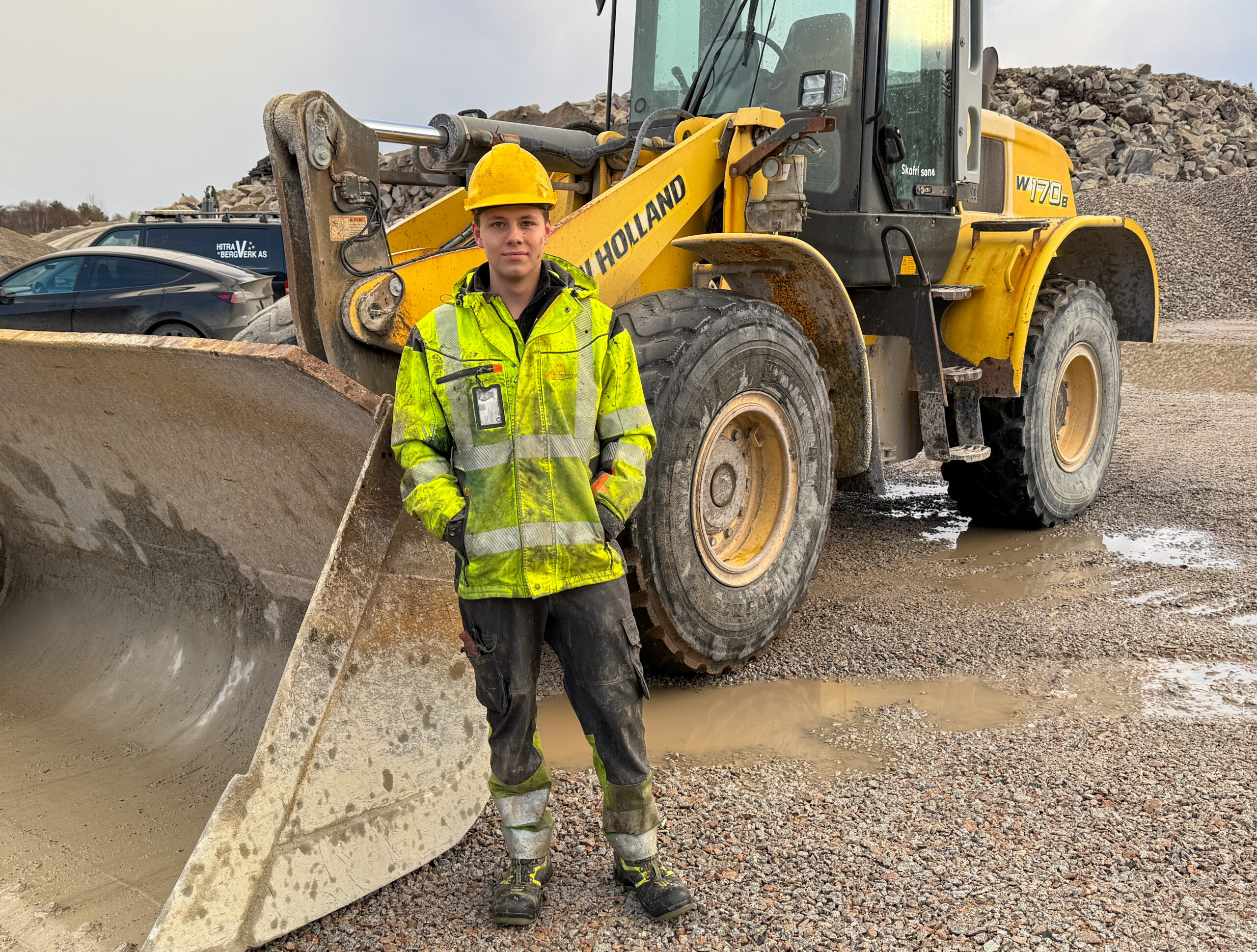 Lærling Jacob Eriksen flytter masse og laster lastebiler med New Holland-hjullasteren. (Foto: Njål Hagen)