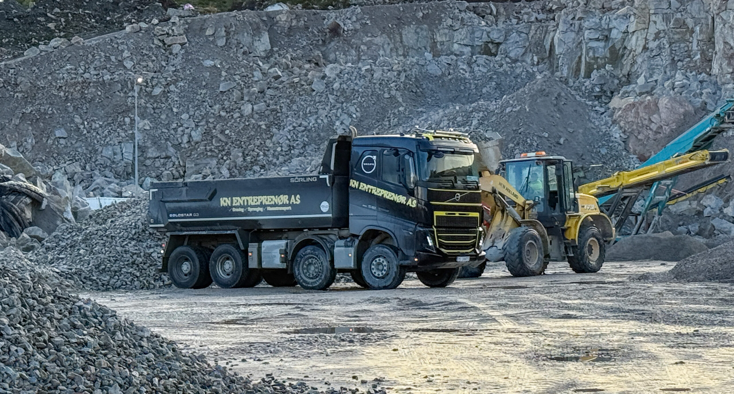 Når driften i steinbruddet går for fullt lastes om lag 50 lastebiler per dag. (Foto: Njål Hagen)