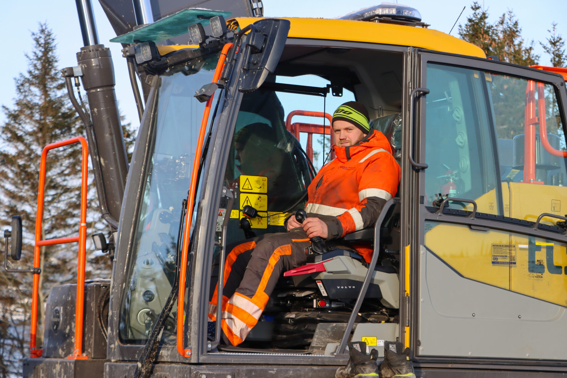 Alf Martin Wist driver Kjelvik Maskin AS og fikk levert Norges første Volvo EC300F High Walker i fjor sommer. (Foto: Njål Hagen)