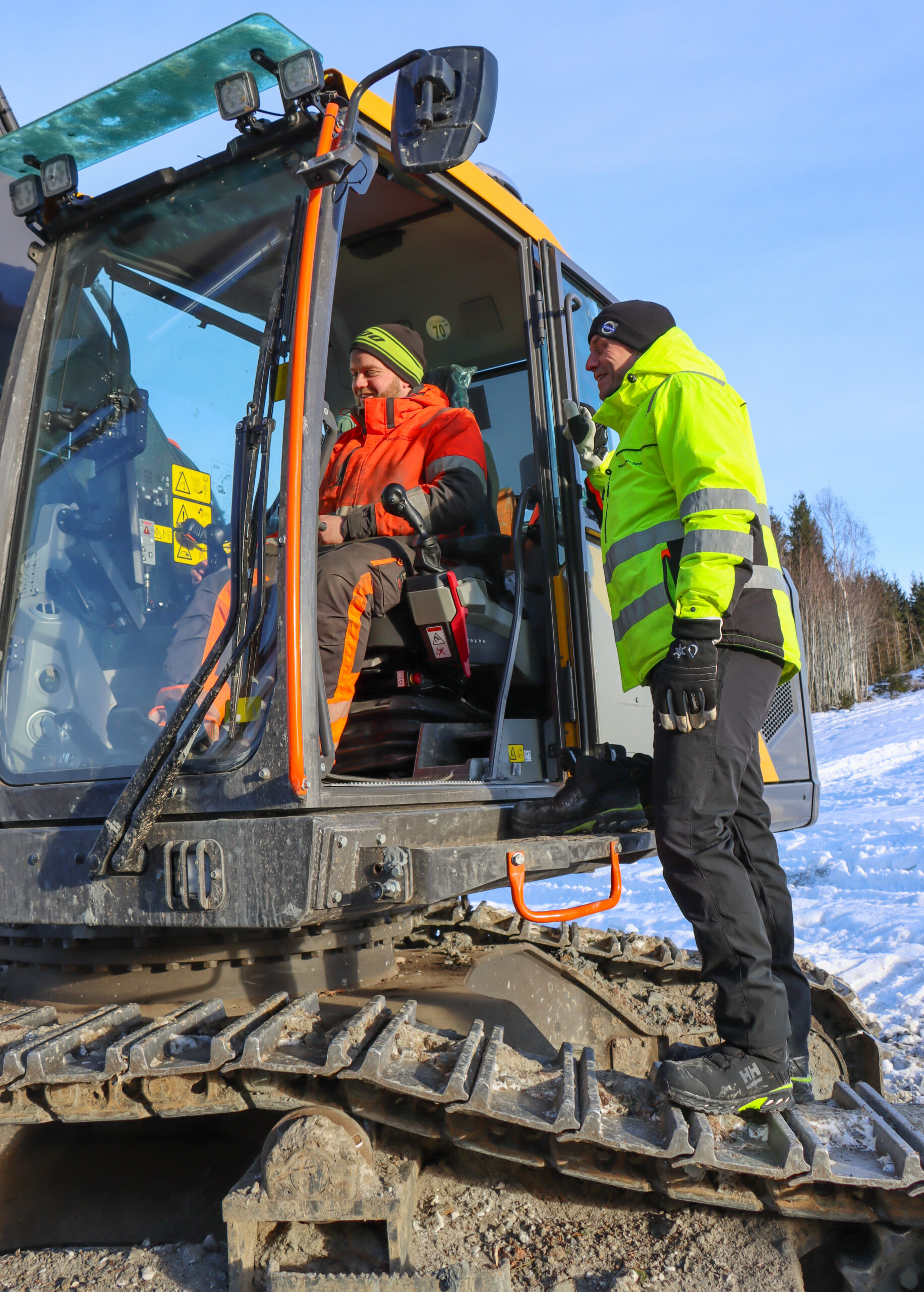 Produktsjef Stian Brække i Volvo Maskin svarer ut spørsmål fra og viser funksjoner for Alf Martin Wist. (Foto: Njål Hagen)