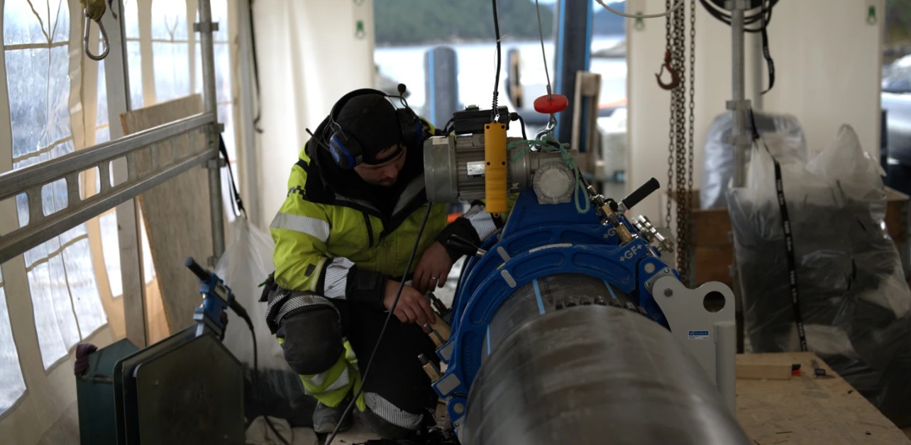 Fra sveisingen av rørene. (Foto: Hallingplast)