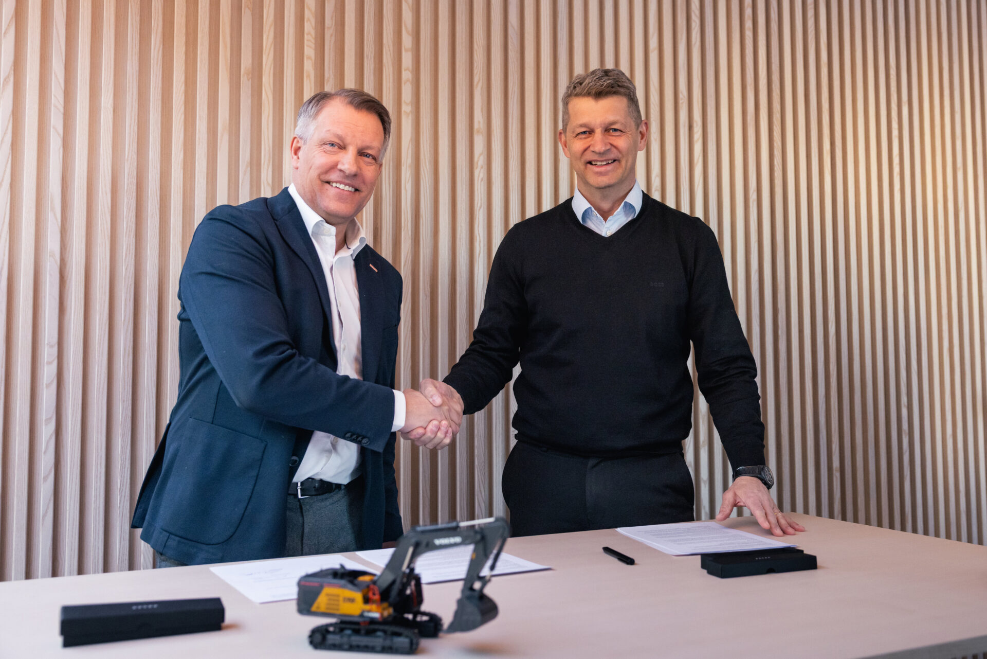Niklas Persson (t.v.), administrerende direktør for Grid Integration i Hitachi Energy, og Melker Jernberg, president i Volvo Construction Equipment.