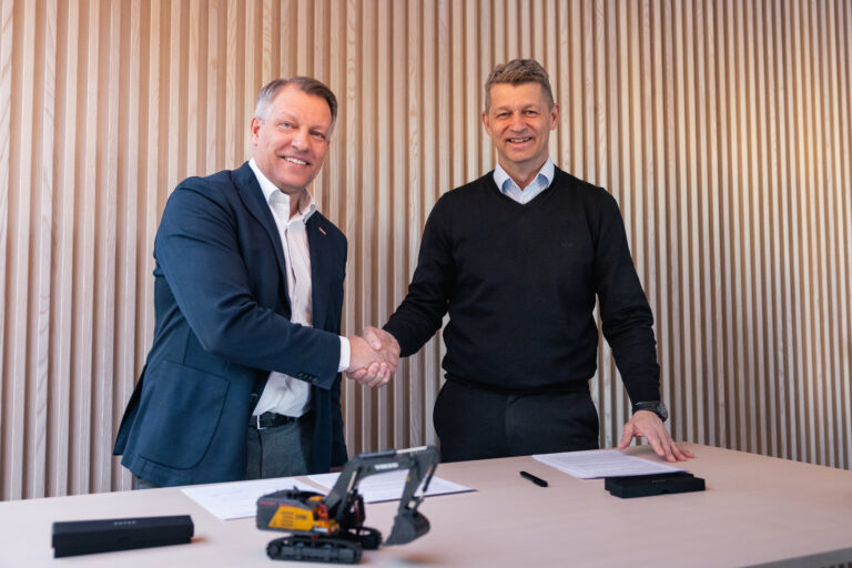 Volvo og Hitachi skal samarbeide om utslippsfrie anleggsplasser