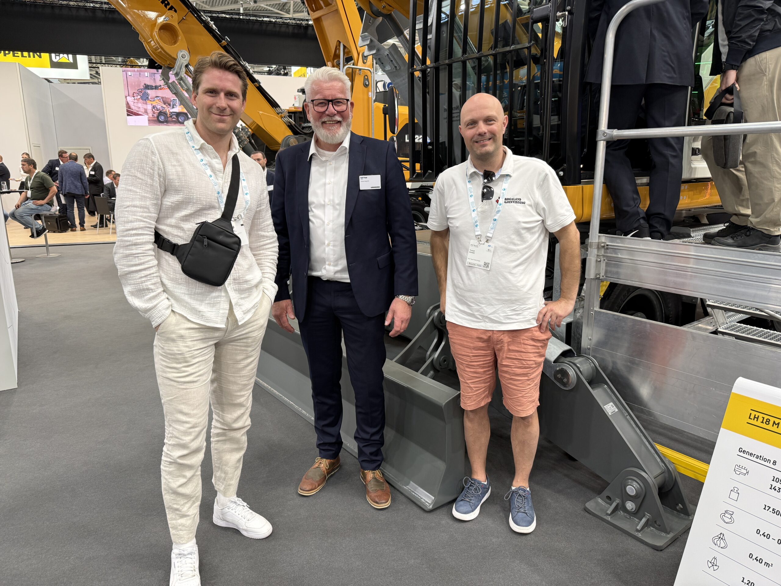 Vi møtte flere nordmenn første messedag. Her er det Trond Amdal (t.h.) og Kristian Håvarstein fra Rogaland Gjenvinning som slår av en prat med Rolf Enge fra Liebherr Norge. (Foto: Njål Hagen)