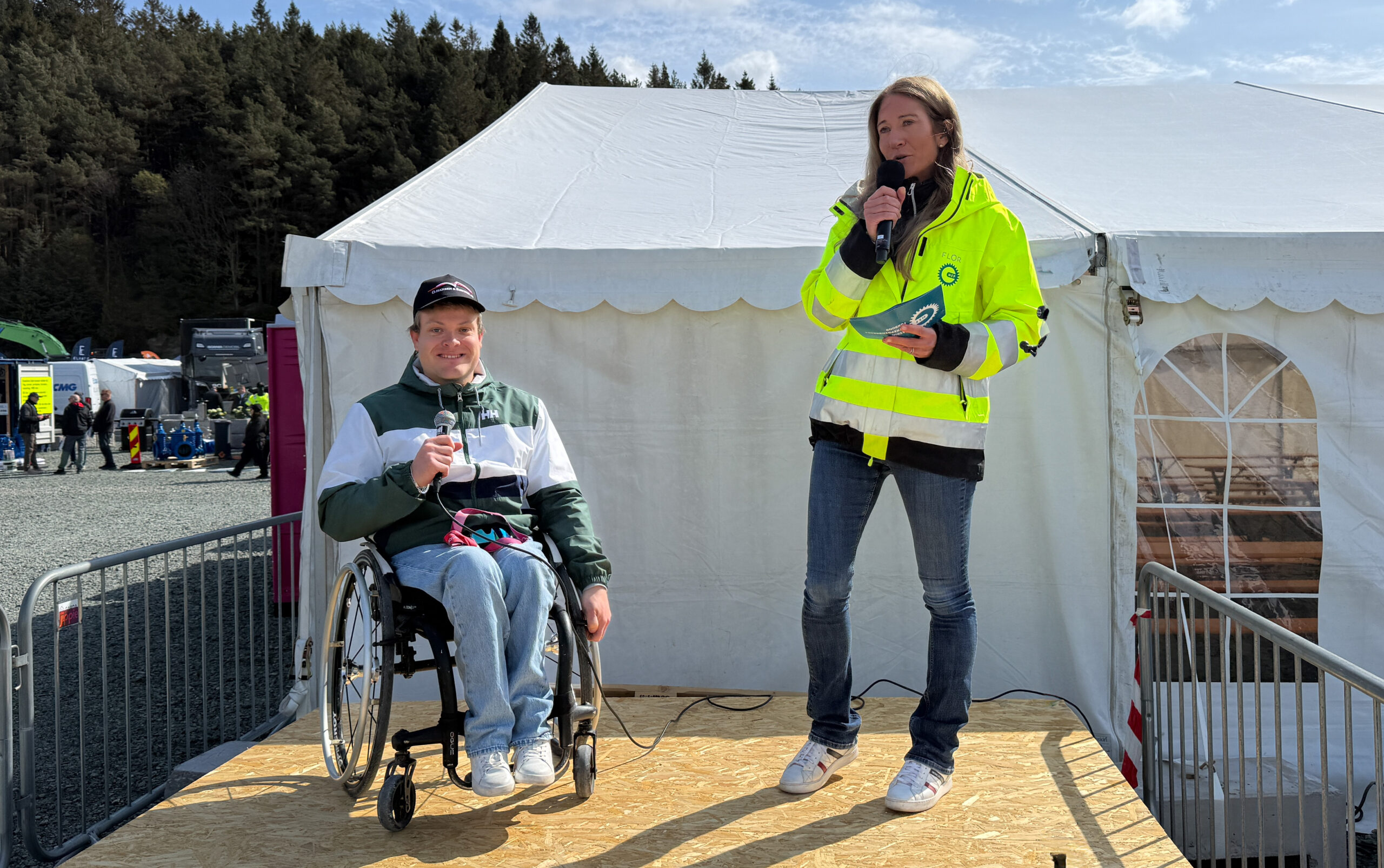 MEF-sjefen Julie Brodtkorb åpnet Anlegg 2026. Her i samtale med Jesper Saltvik Pedersen som er en av tidenes mestvinnende paraalpinister og med flere paralympiske gull. (Foto: Njål Hagen)