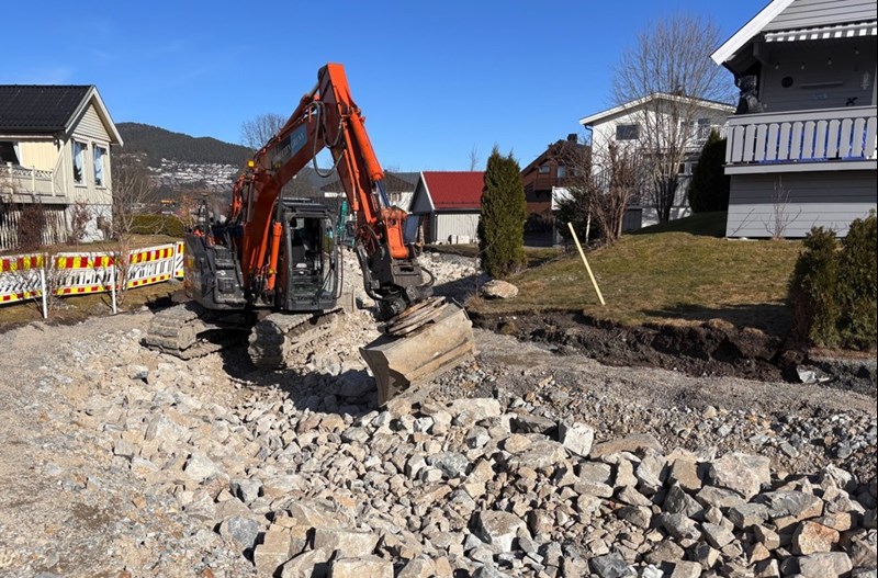 Sikringsarbeidet har pågått tett på bebyggelsen i Mjøndalen i flere år. (Foto: NVE)