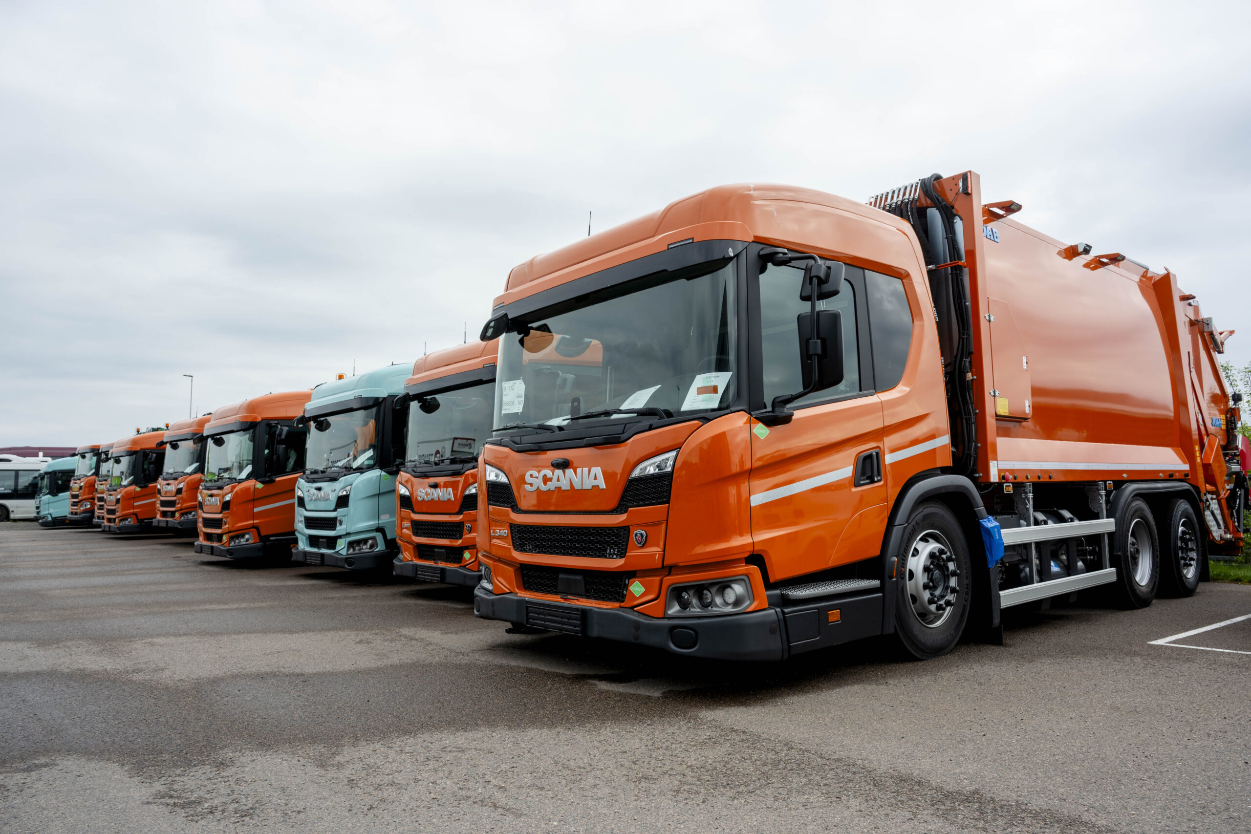 De nye renovasjonsbilene til NordRen har både forskjellige farger og kopnfigurasjoner avhengig av hvor de skal kjøre. (Foto: Norsk Scania)