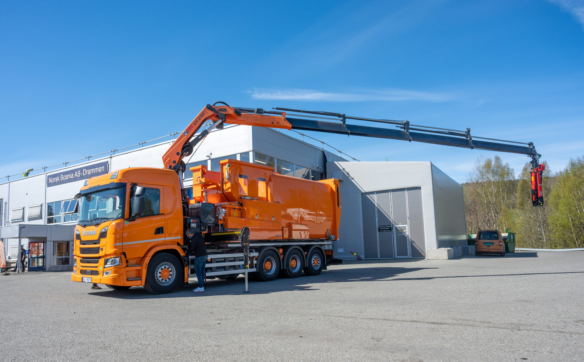 LANGT: Den nye vaskebilen til RfD er stor, og rekkevidden på den 23-tonnmeter store kranen er 15 meter. (Foto: Norsk Scania)