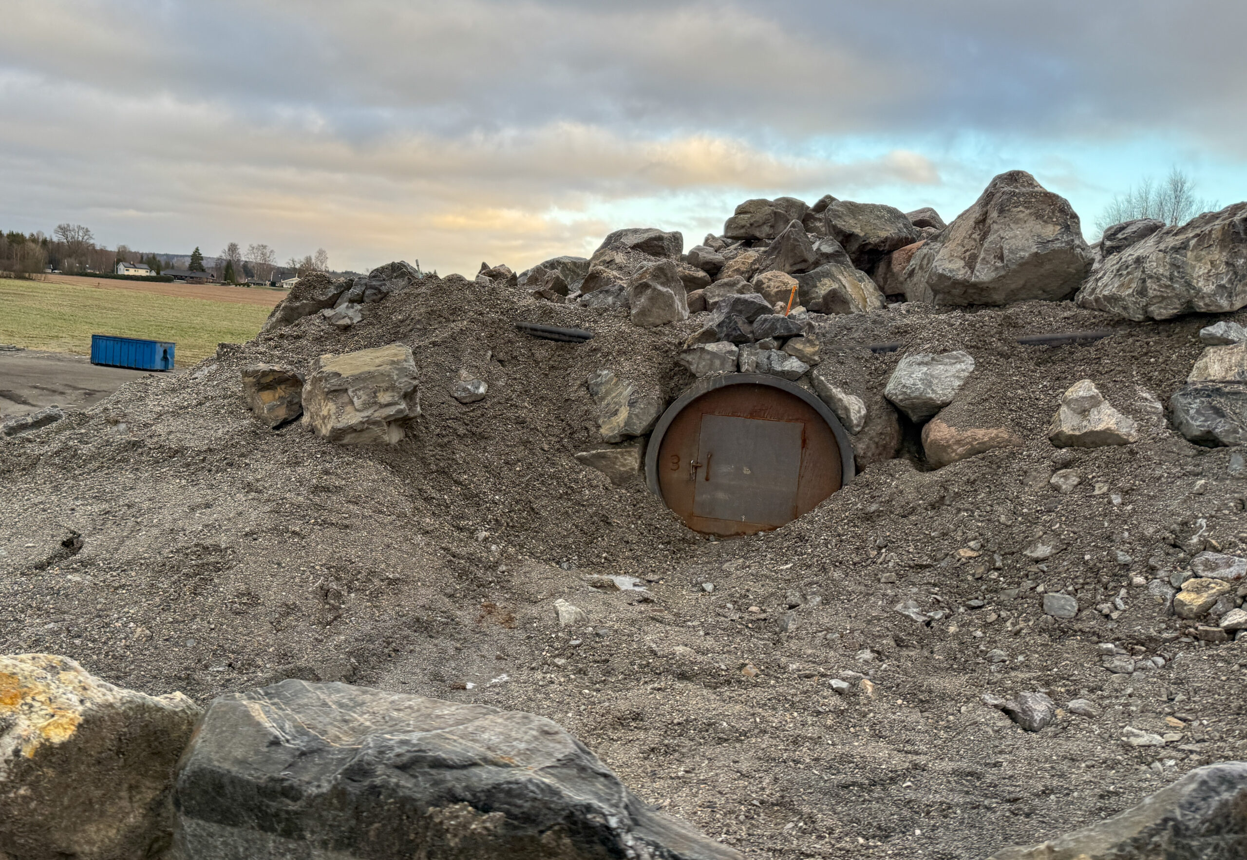 Spesialrør er anskaffet og gravd ned på området. Disse er utstyrt med dører, innganger og ventilasjonssjakter slik at ulike hundesøkssituasjoner kan simuleres. (Foto: Njål Hagen)