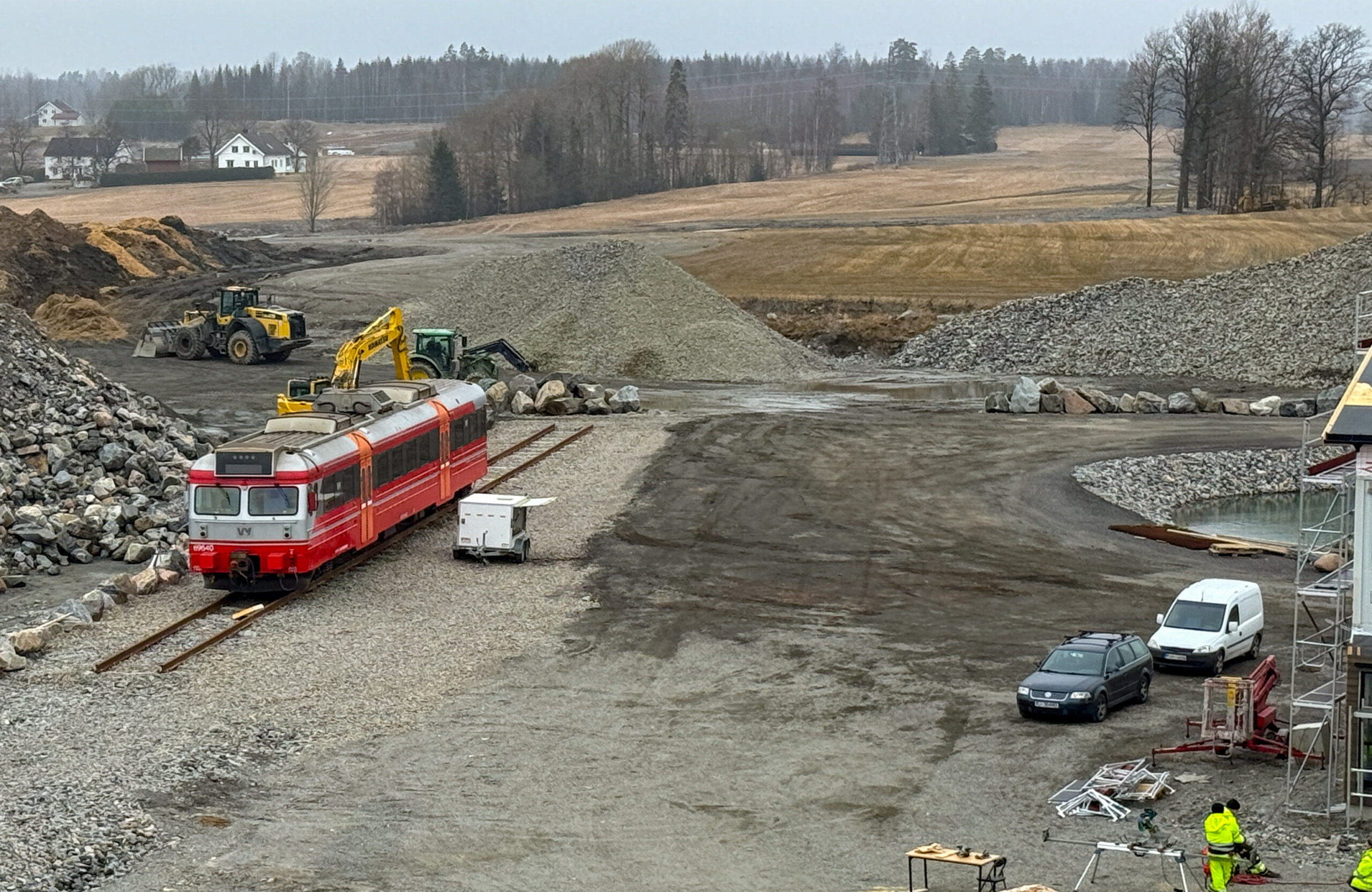 En skinnegang med togvogn er også på plass. Her kan nødetatene øve på togulykker, evakuering og redningsarbeid i og rundt jernbanemateriell. (Foto: Njål Hagen)