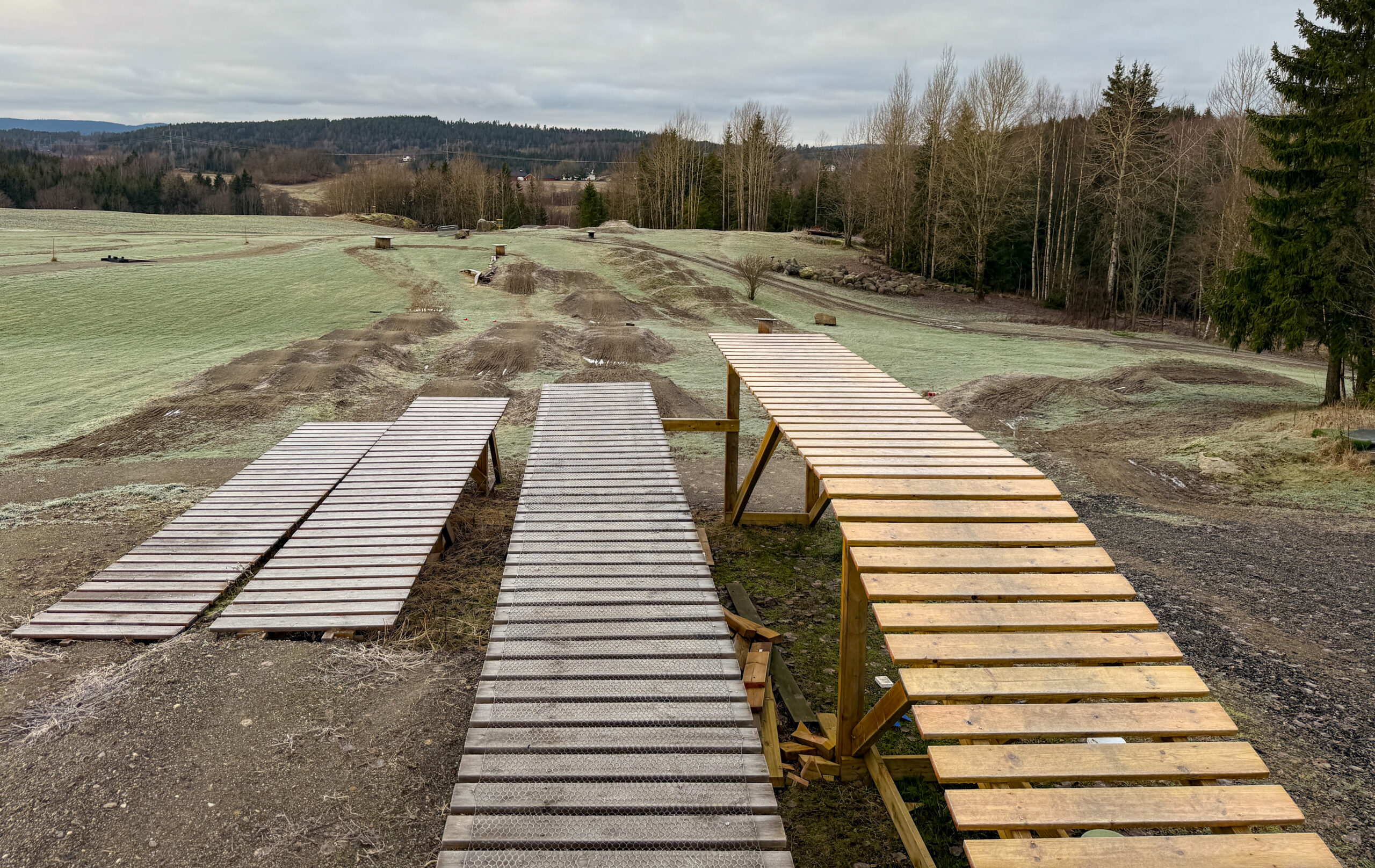 Det er sykkelløyper og -baner på og rundt gården til Siggerud-familien. Senest i fjor høst ble det arrangert nasjonalt sykkelritt i anlegget. I tillegg er det 9-hulls frisbeebane og ridebaner for hest. (Foto: Njål Hagen)