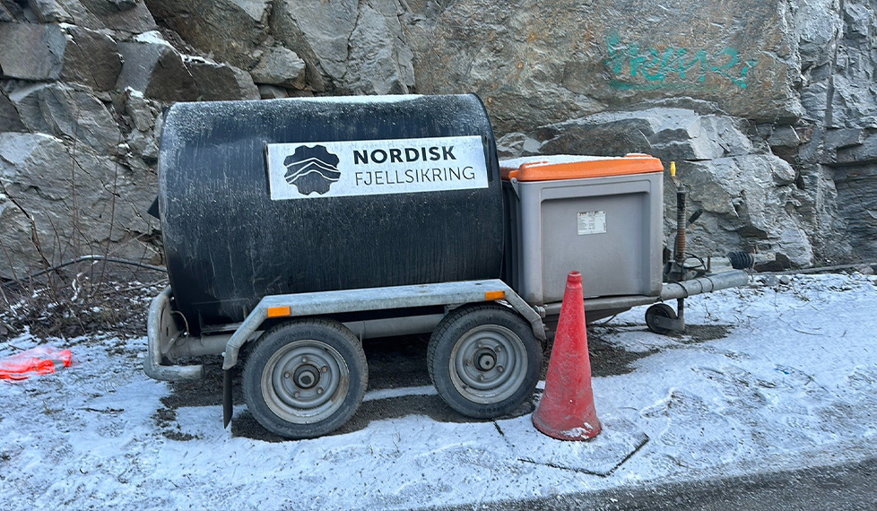 En kombinert AdBlue- og dieselhenger ble stjålet fra et anlegg i Follo. Også denne hengeren hadde ABAX Locator. (Foto: ABAX)