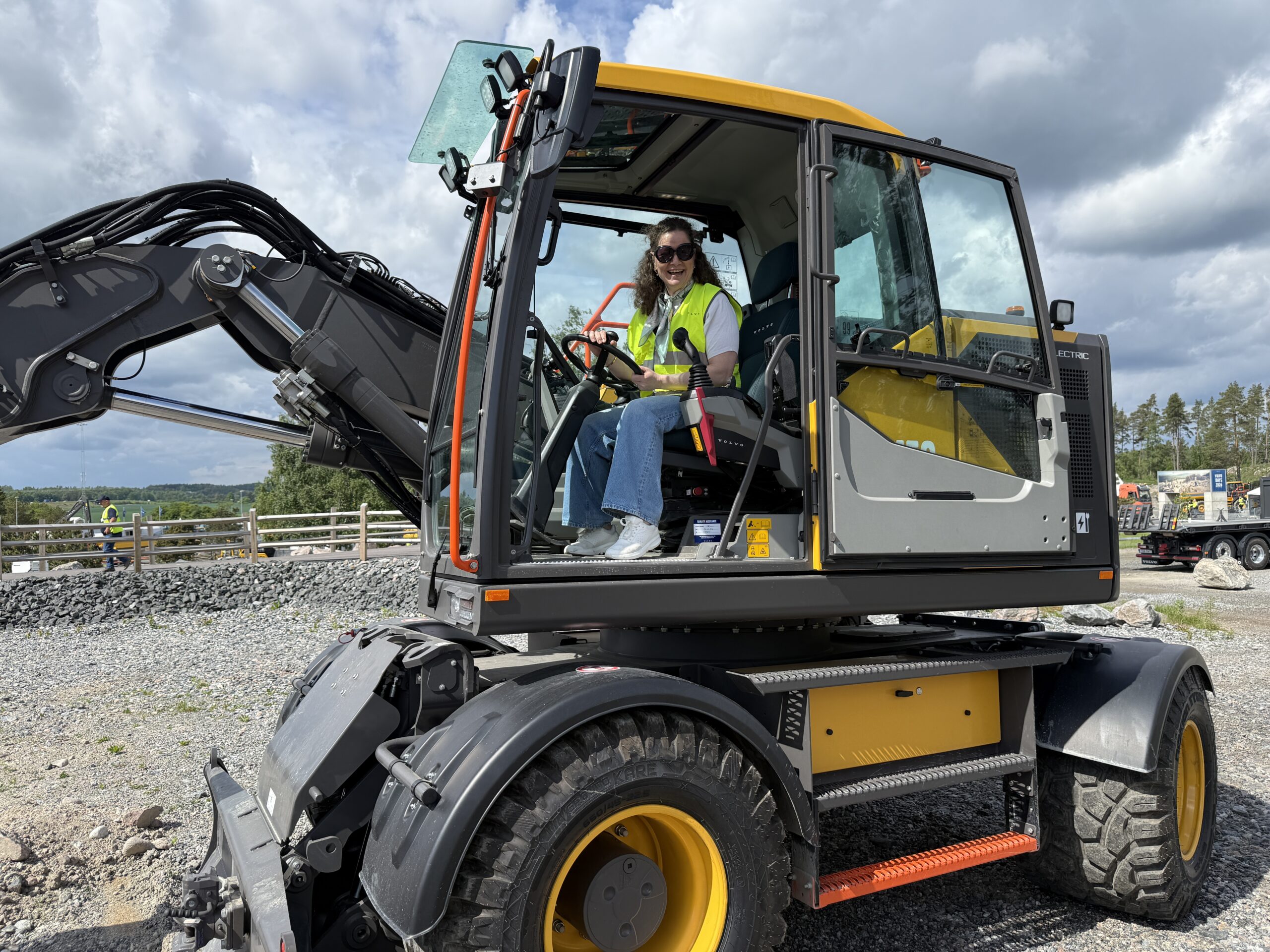 Margrethe Ekbråten, nyansatt markedsdirektør og leder av forretningsutvikling i Volvo Maskin, på plass i den nye el-hjulgraveren. (Foto: Njål Hagen)