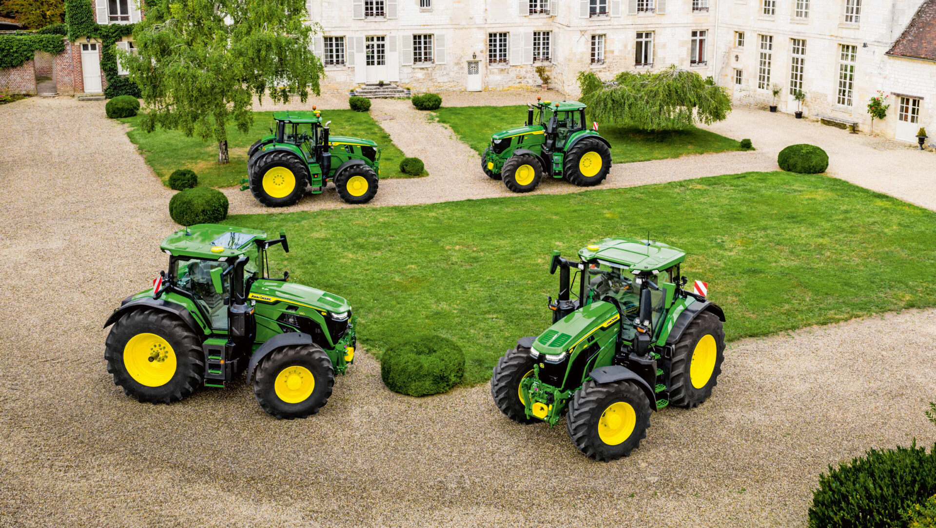 UTVIDES: 6R-serien fra John Deere har vært svært populær siden den ble lansert høsten 2021. Nå kommer flere nye modeller. (Foto: John Deere)