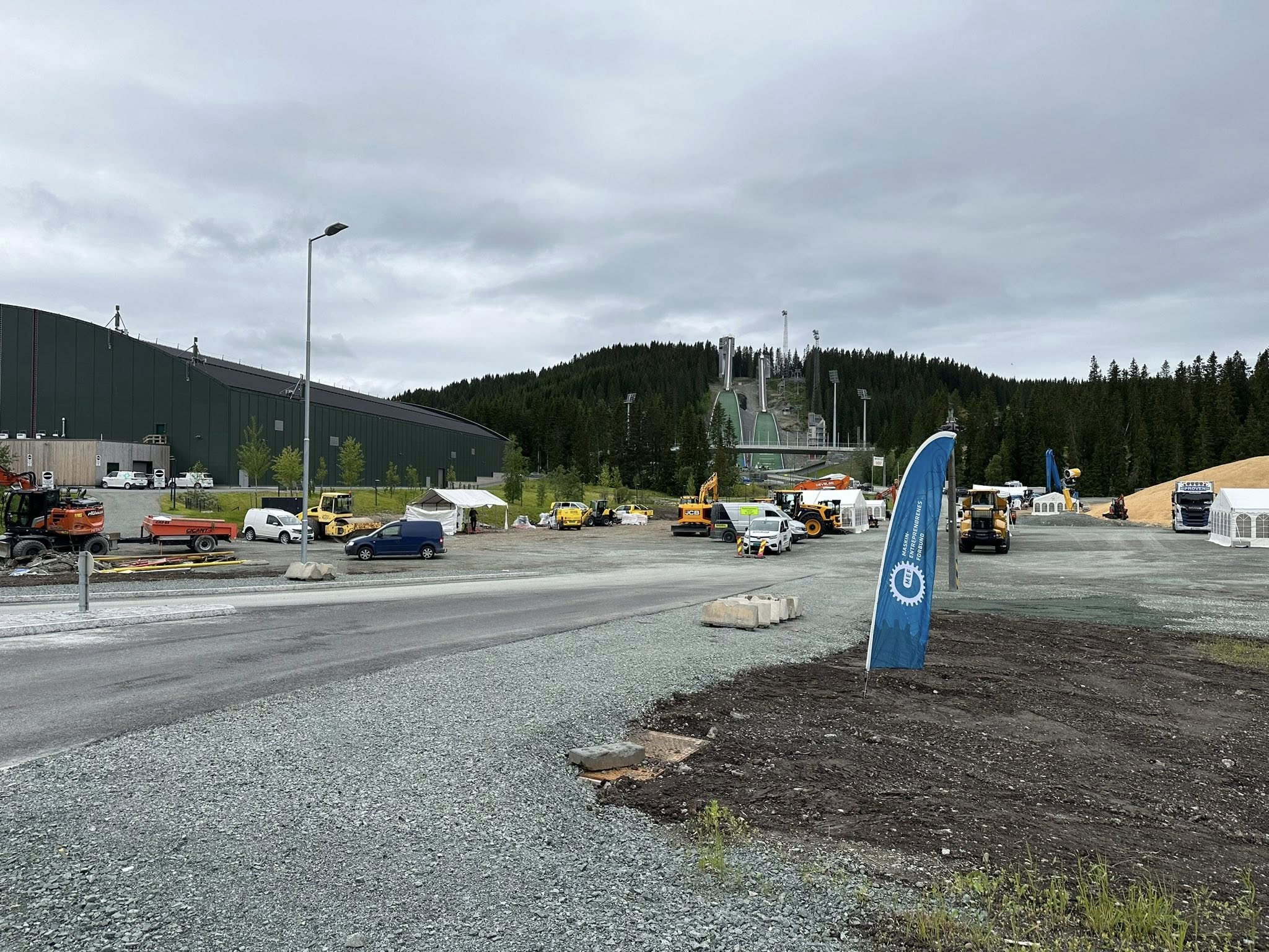 Det gjøres klart til anleggsmesse i Granåsen. (Foto: MEF)