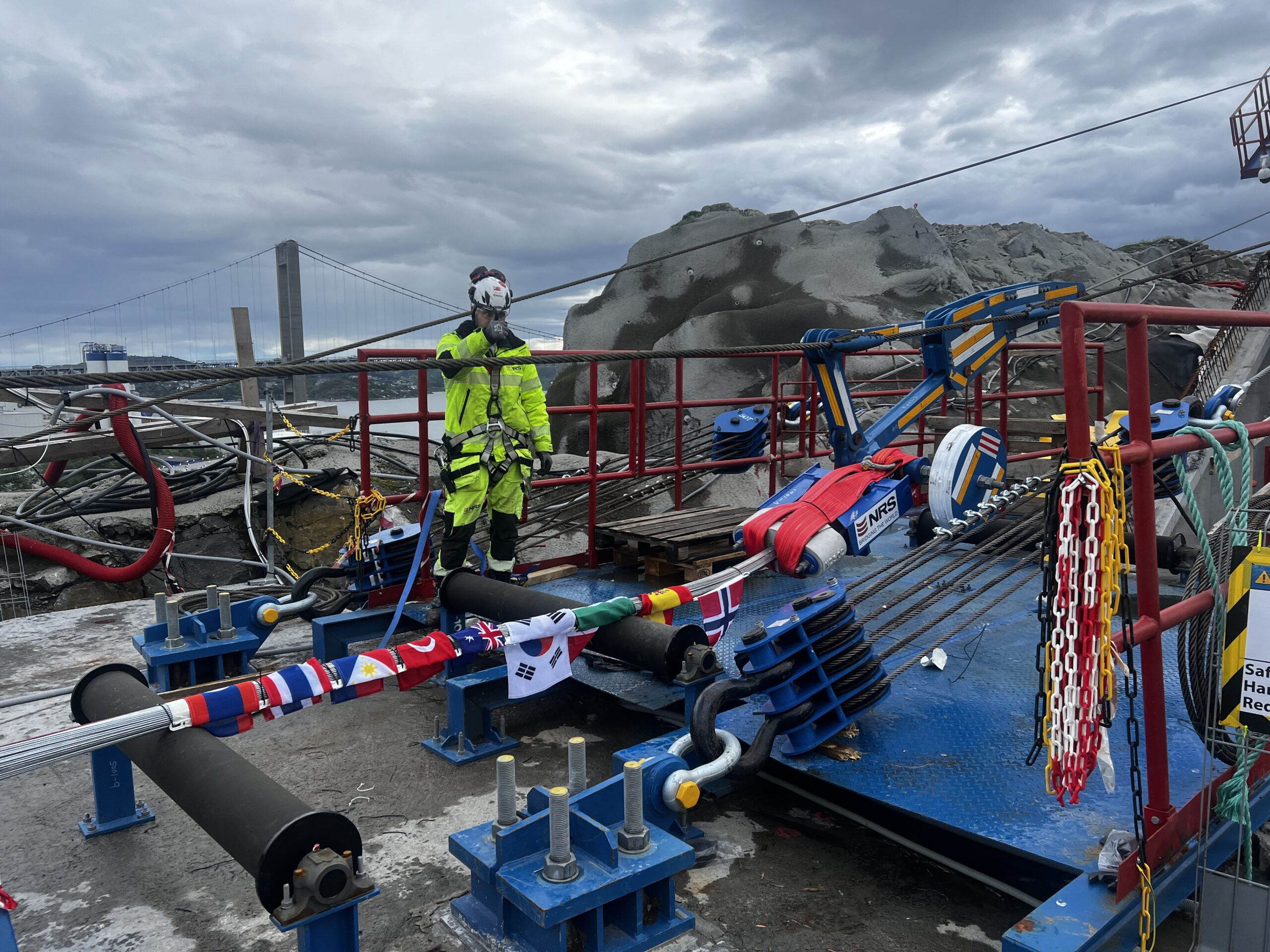 Tommel opp og klart for trekking av første delkabel. (Foto: Marthe Njåstad/Sotra Link AS)