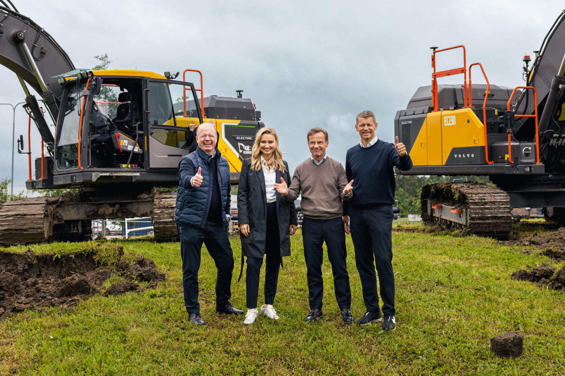 Fra venstre: Martin Lundstedt (AB Volvo), Ebba Busch (Energi-, nærings- og industriminister), Ulf Kristersson (Statsminister) og Melker Jernberg (Volvo CE). (Foto: Volvo CE)