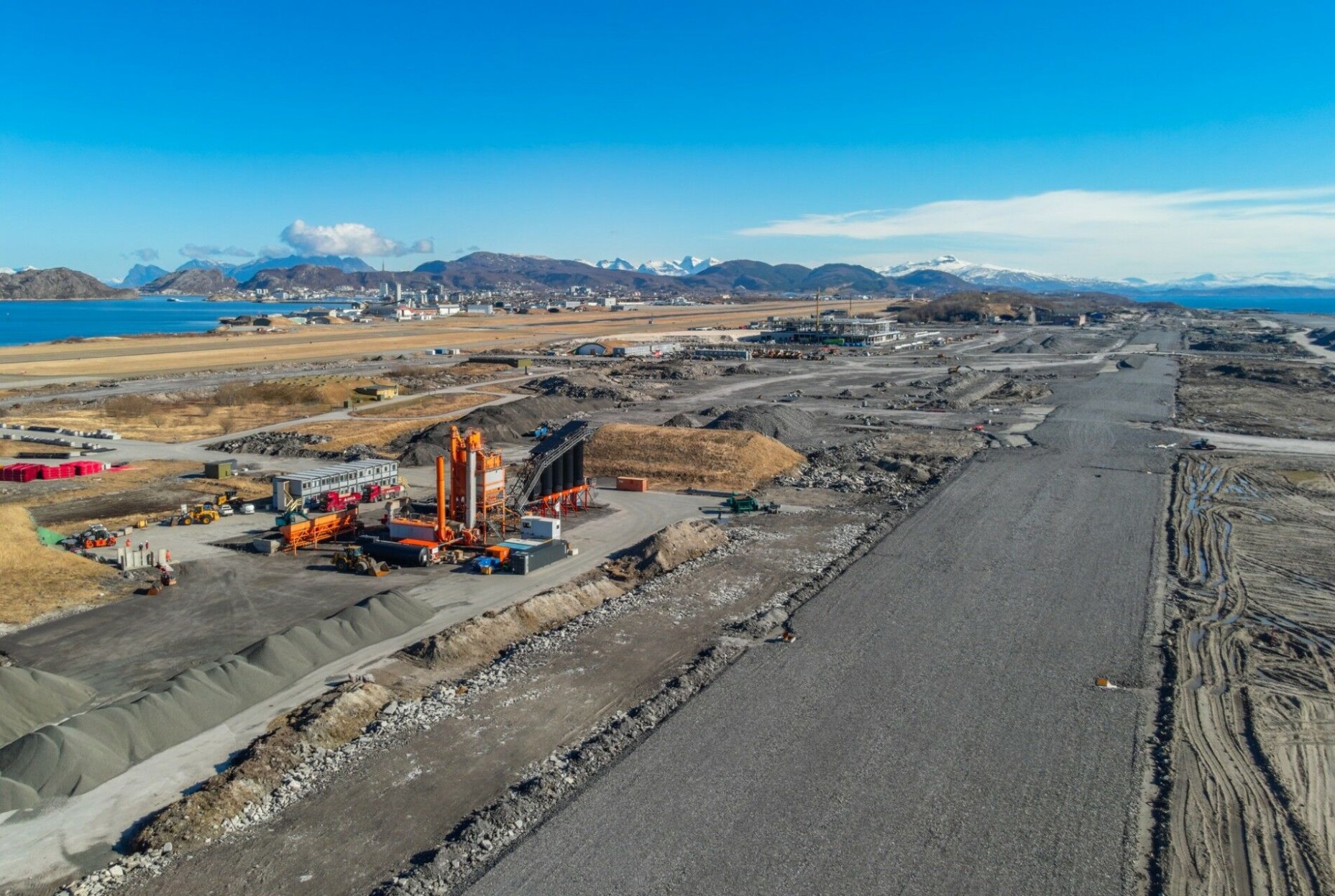 Et asfaltverk er flyttet fra Skotselv i Buskerud og etablert på anleggsområdet i Bodø. (Foto: Tor O. Iversen, Avinor)