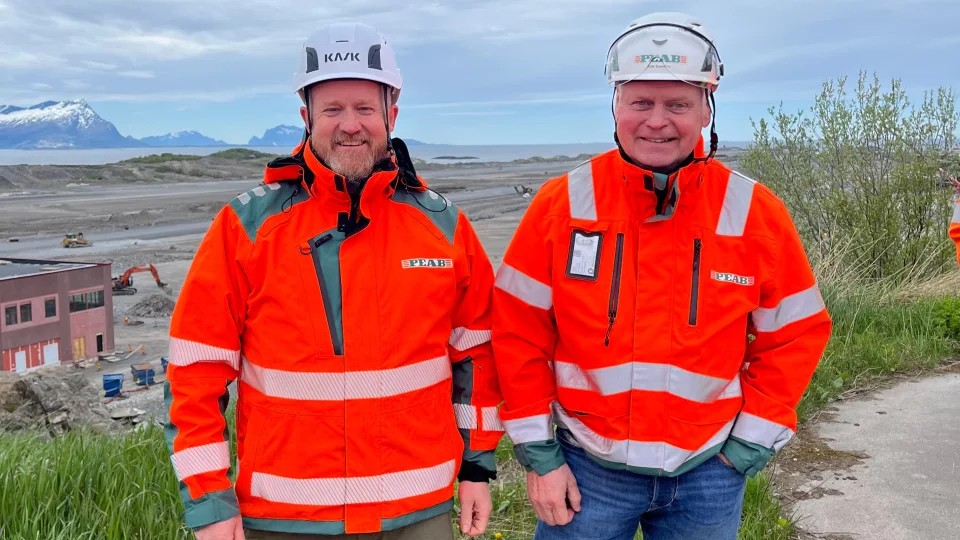 Fra venstre: Marius Cudrio Røed, regionleder i Peab Asfalt Norge og Olle Eurenius, prosjektsjef i Peab Anlegg. (Foto: Peab)