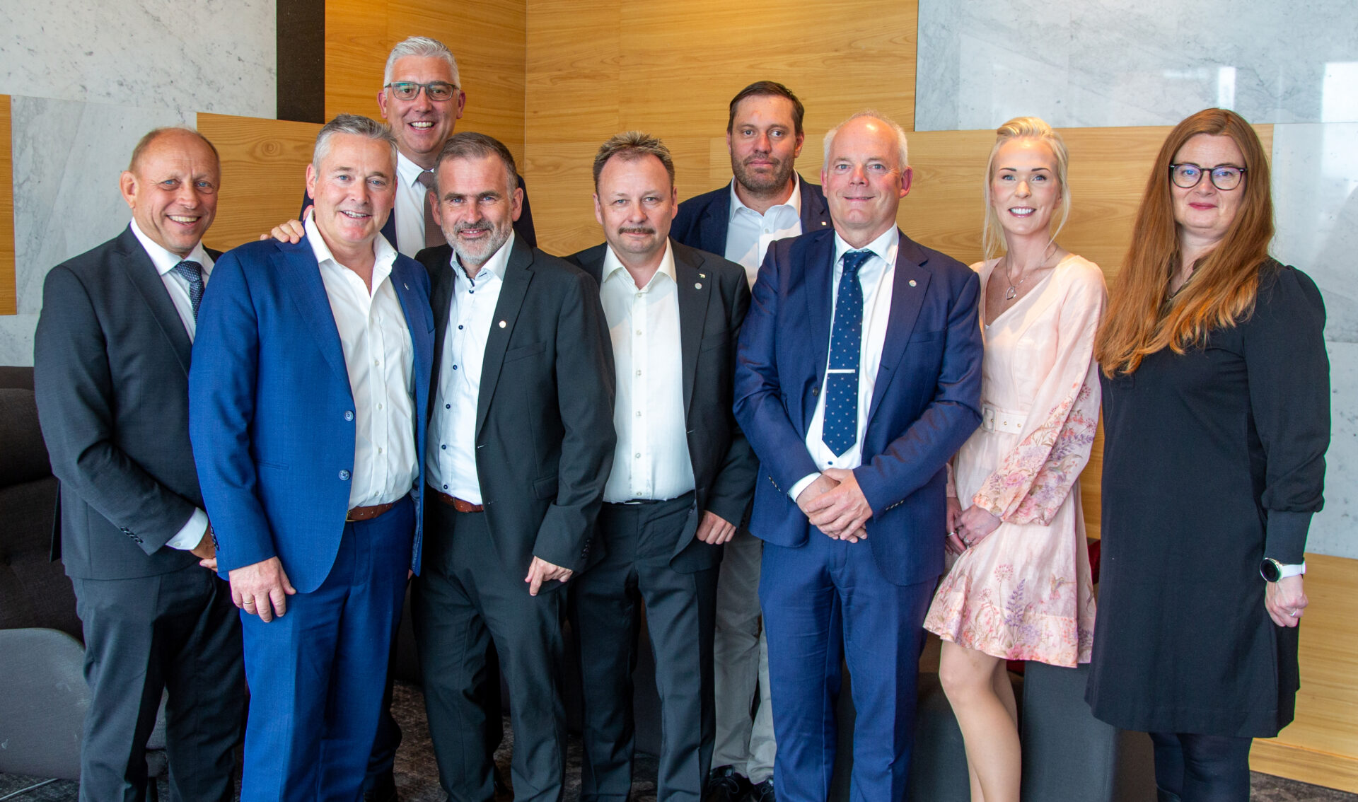 MEFs Hovedstyre 2026-2028, fra venstre: Carl Christian Fon, Jon G. Kveen Øvre-Flo, Hans Vetle Sjørholt (bak), Martin Nordbø, Svend Ingvar Hoel Larsen, Jo Breivegen, Jack Valleraune, Ann-Therese Kristoffersen og Kjersti Husby Strand. (Foto: Runar F. Daler)