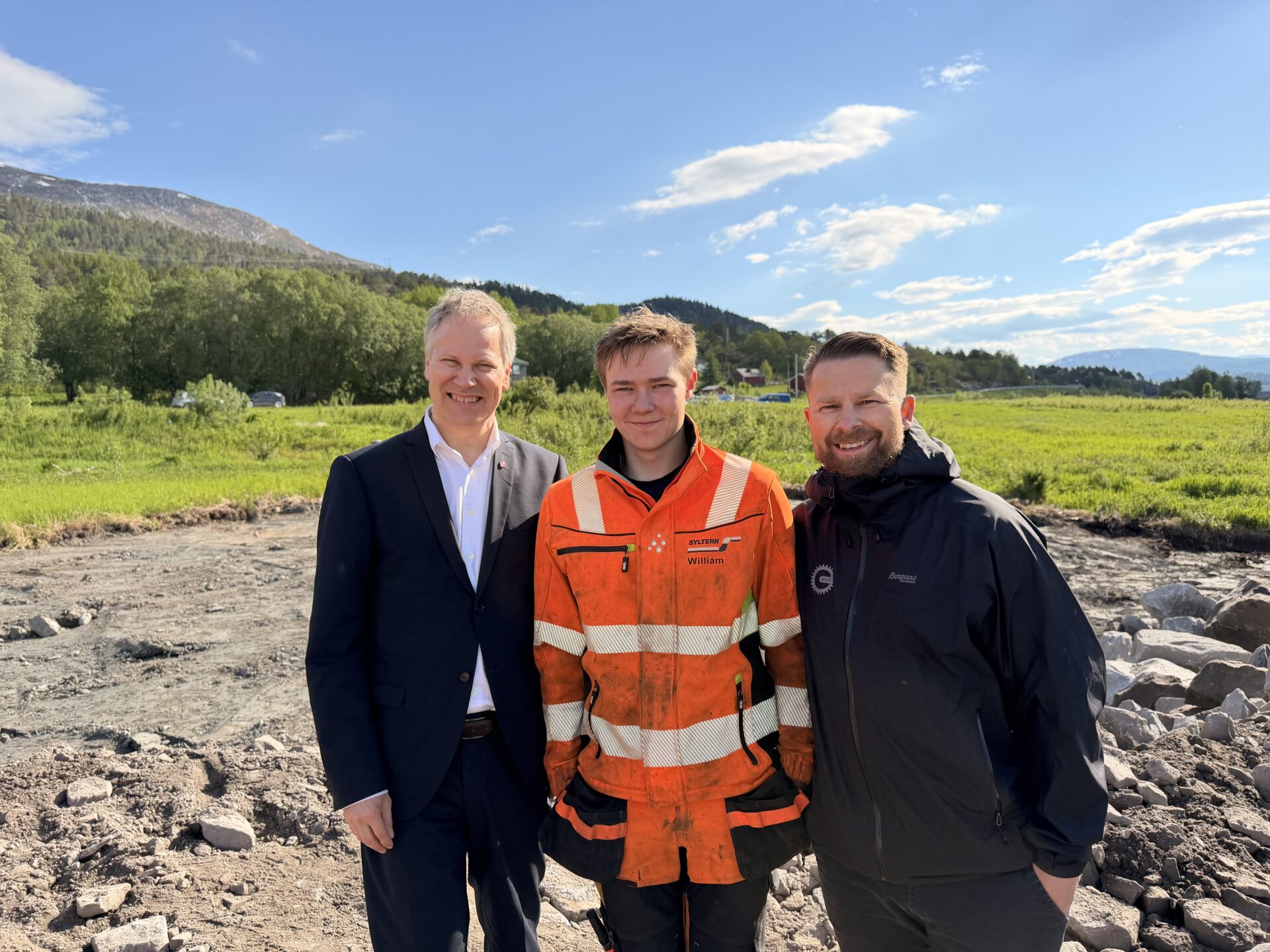 Torsdag 4. juni tok samferdselsminister Jon-Ivar Nygård første spadetak på strekningen Sandvika-Sagelva på rv. 80. Ved siden av ministeren står lærling William Bye (18), som er med på prosjektet, og Gøran Kimsaas, MEFs distriktsjef i Nordland.(Foto: MEF)