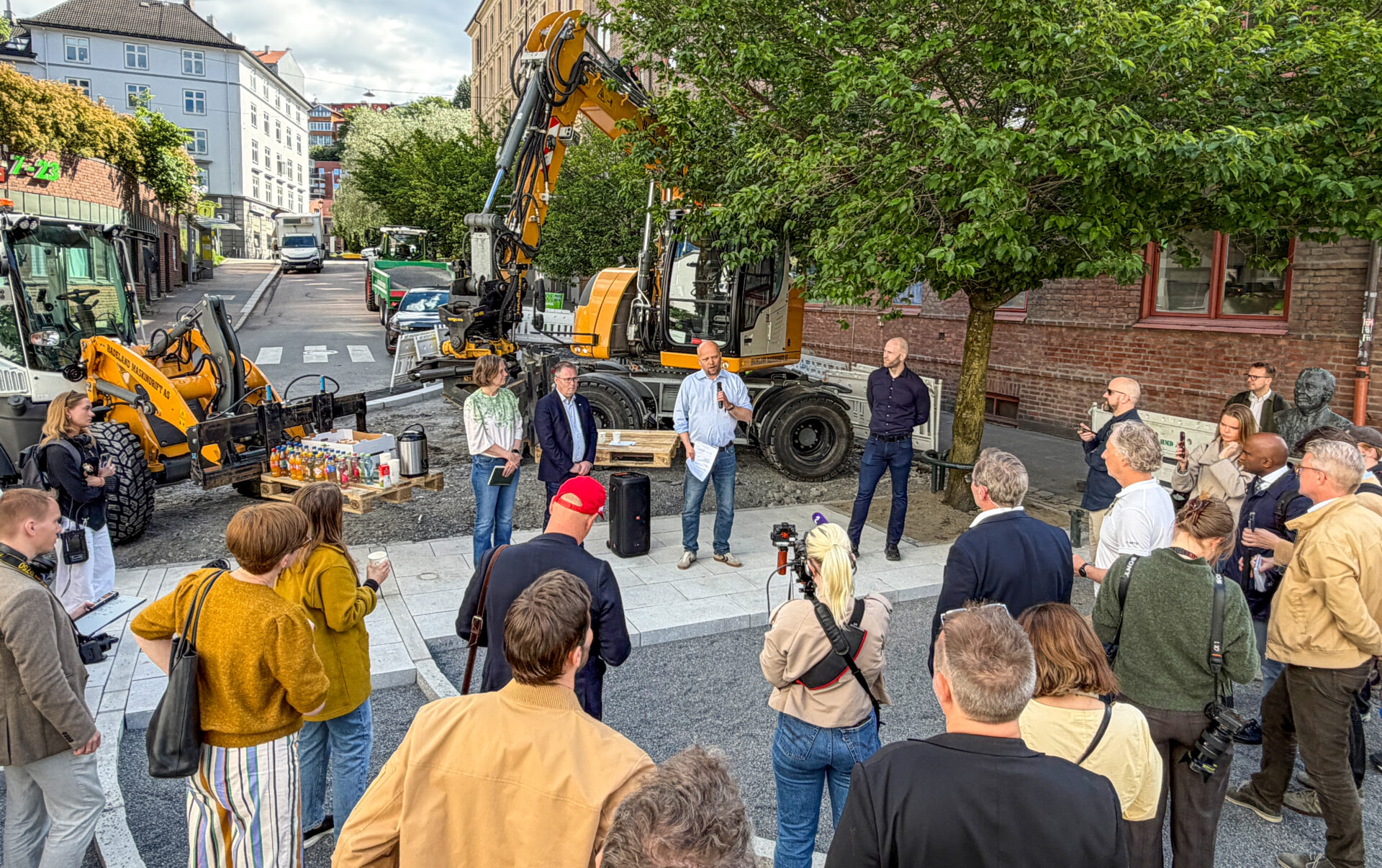 Senterpartiets ledelse møtte et fulltallig pressekorps på Hadeland Maskindrifts anlegg på Tøyen i Oslo. (Foto: Runar F. Daler)