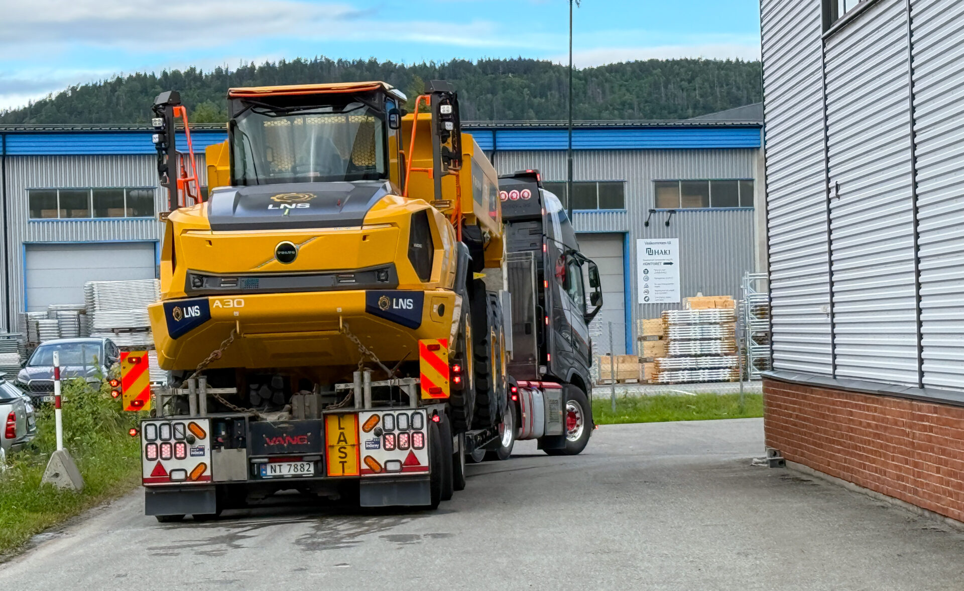 Mandag morgen forlot verdens første kundeleverte Volvo A30 Electric Volvo Maskins anlegg på Lierstranda. (Foto: Njål Hagen)