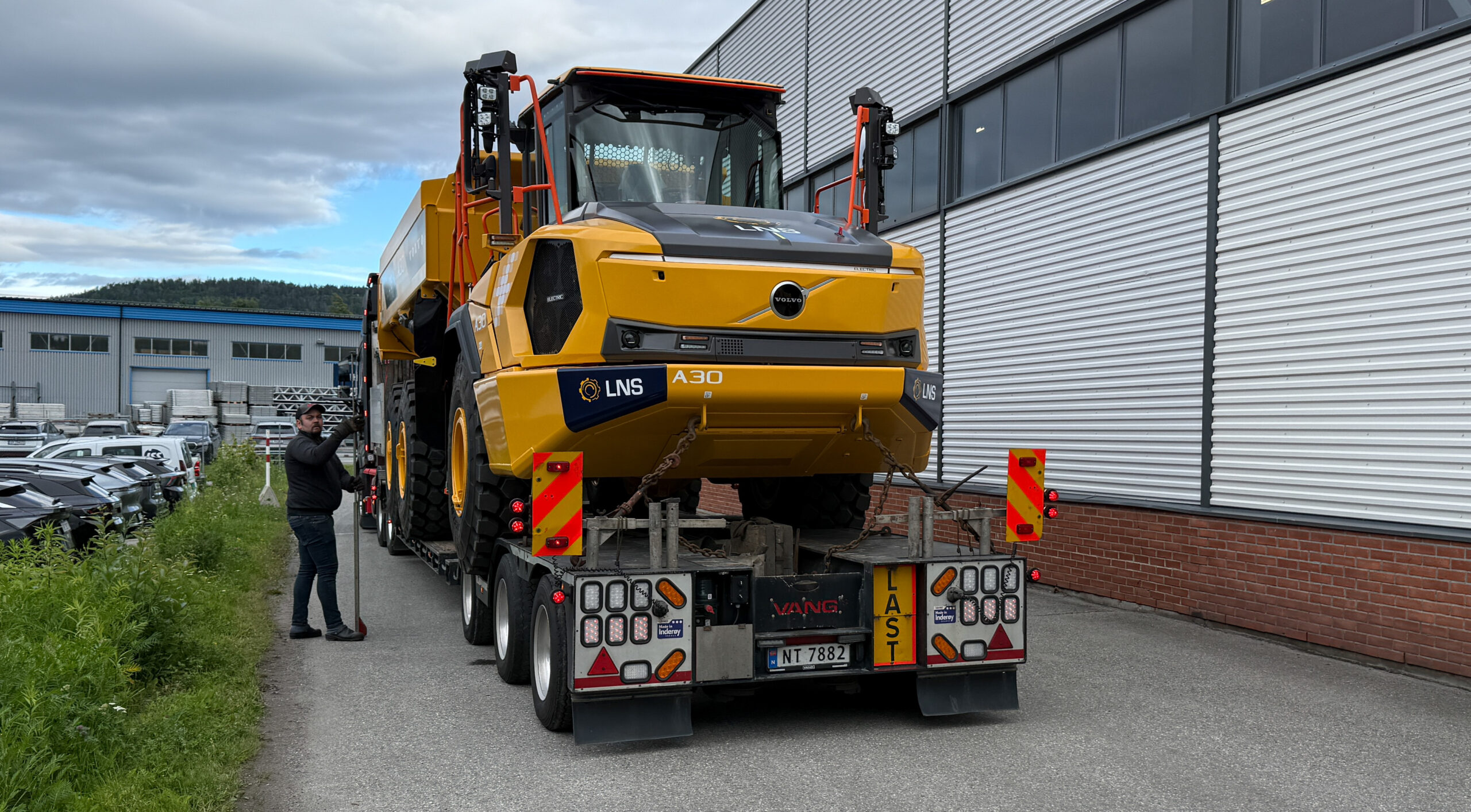 Siste sjekk av høyden før transporten av el-dumperne. (Foto: Njål Hagen)