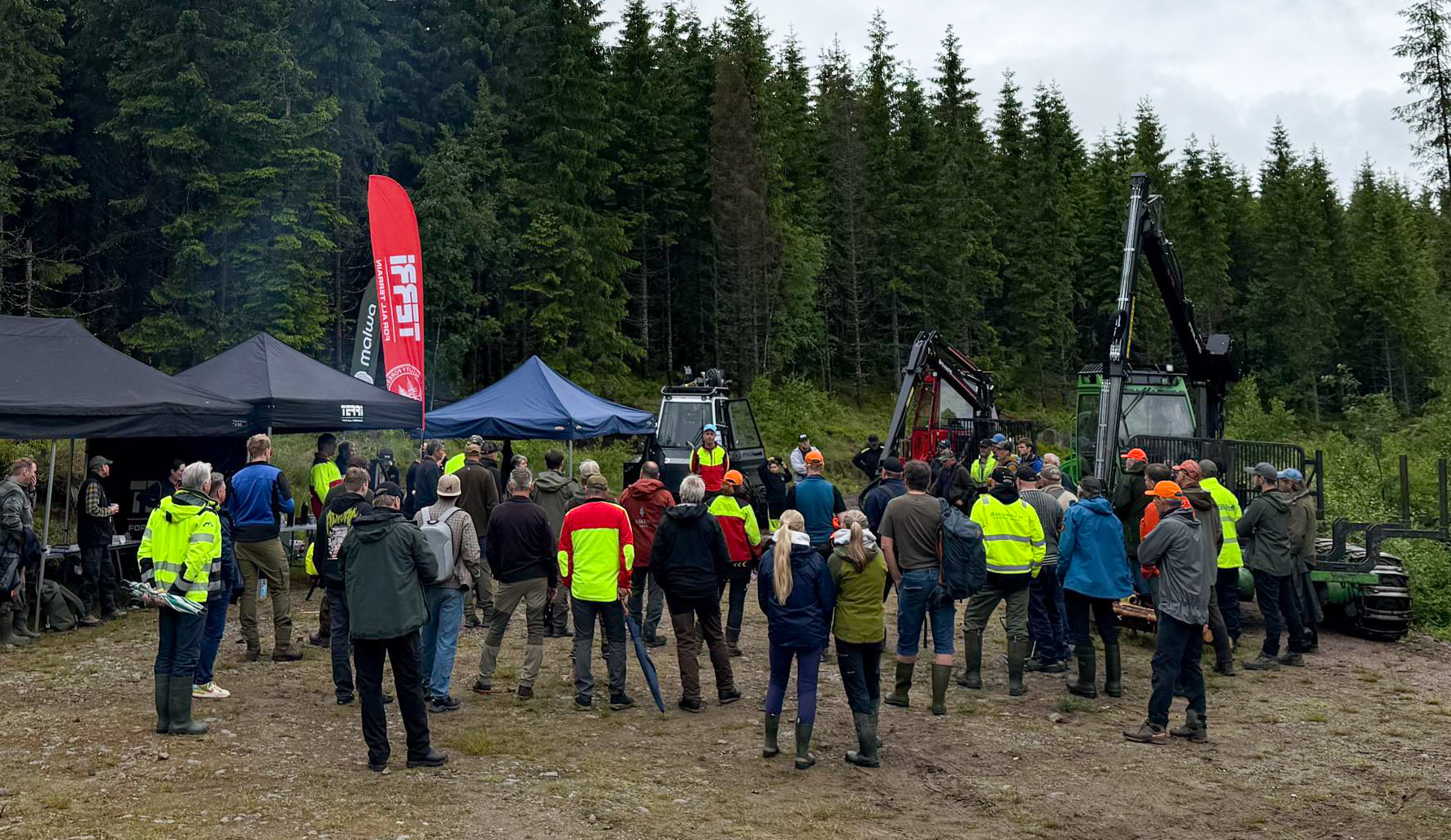 Skogsentreprenører, skogbruksledere og enkelte skogeiere hadde tatt turen til Larvik for faglig påfyll og maskindemonstrasjoner. (Foto: Thomas Børke/Komatsu Forest)