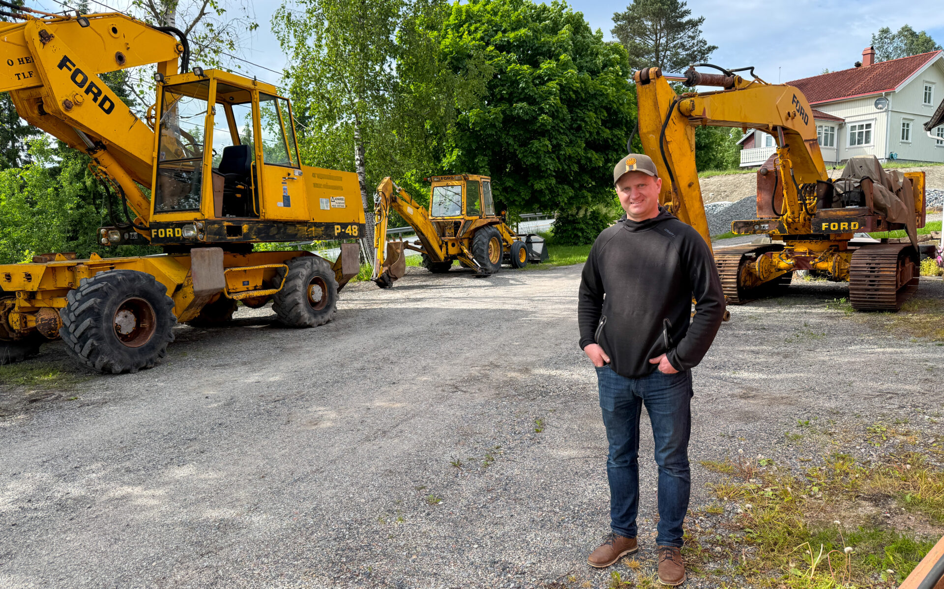 Hjemme på gårdsplassen til Ole Andreas Dagsleth er det kun Ford som gjelder – maskiner, traktorer, lastebil og personbiler – og interessen har han hatt siden han var liten gutt. (Foto: Njål Hagen)
