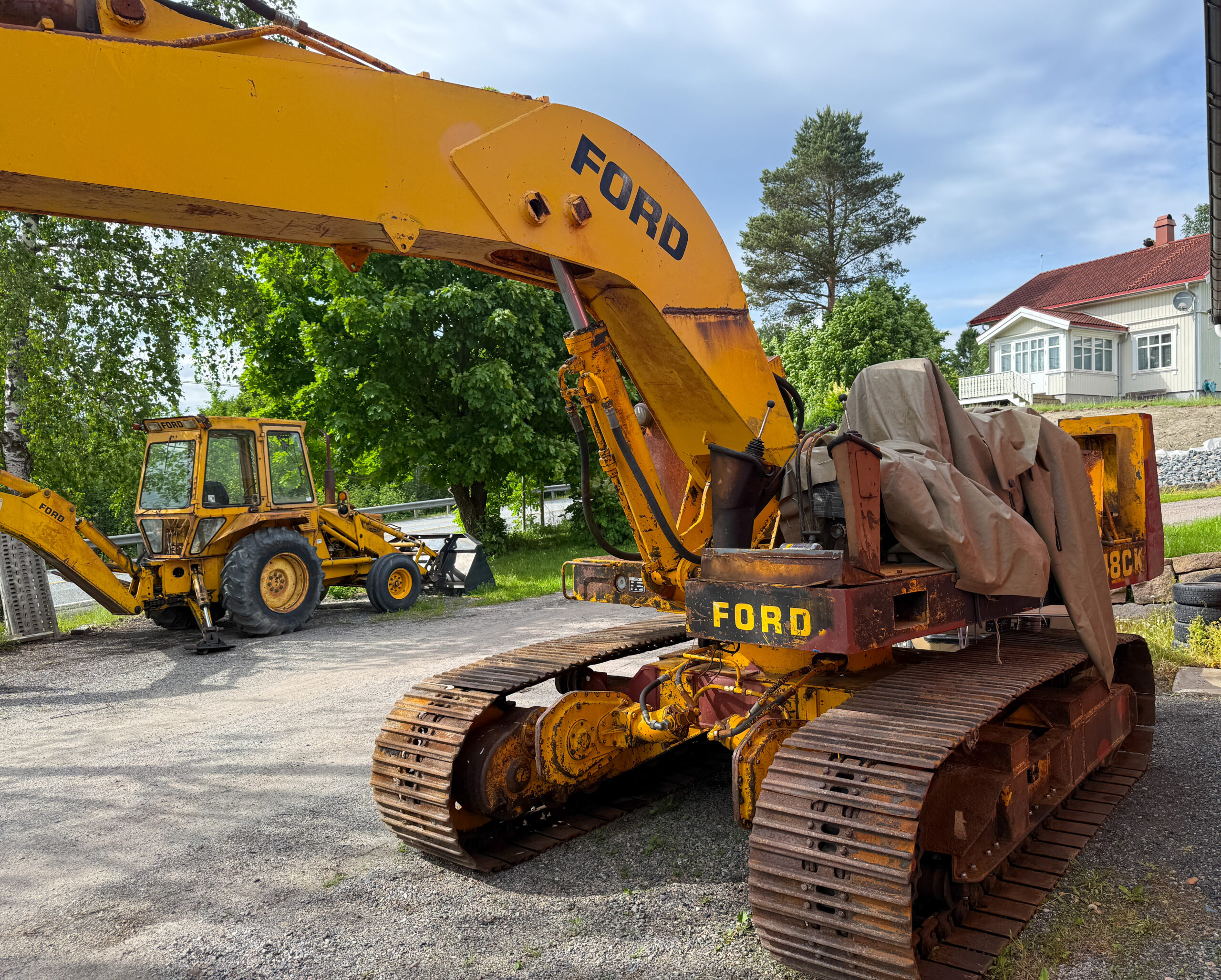 Beltegraveren Ford H-48CK fra 1976 er under restaurering med støtte fra Kulturminnefondet. Graveren er komplett og det gjenstår litt rustsveising før sandblåsing og lakkering. (Foto: Njål Hagen)