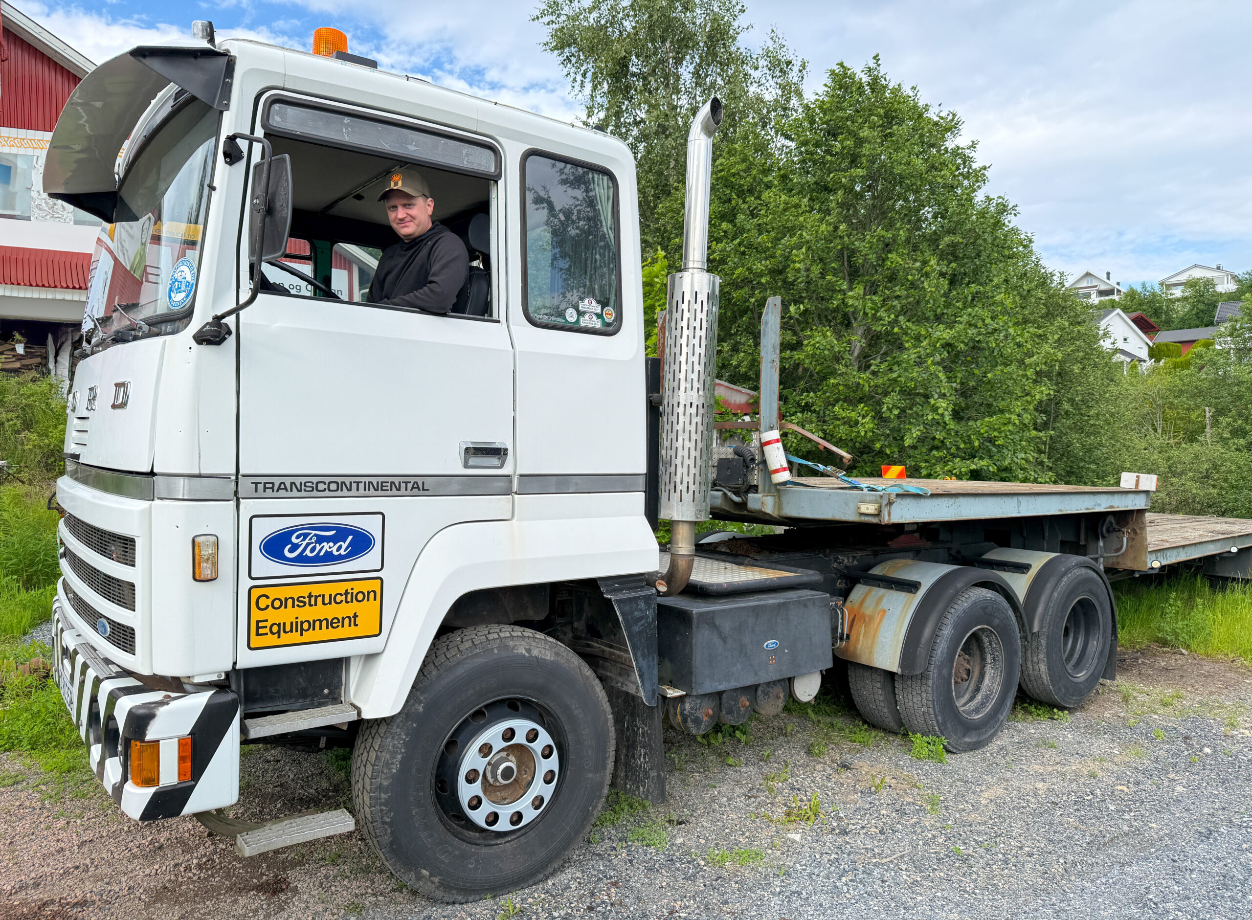 Ford Transcontinental ble kun produsert i ca. 9500 eksemplarer og Dagsleth har én av få modeller i Norge som fortsatt er kjørbare. Trekkvogna fra 1977 er kjørt kun litt over 85 000 kilometer og den blir blant annet brukt til å frakte traktorer og anleggsmaskiner til og fra veterantreff. (Foto: Njål Hagen)