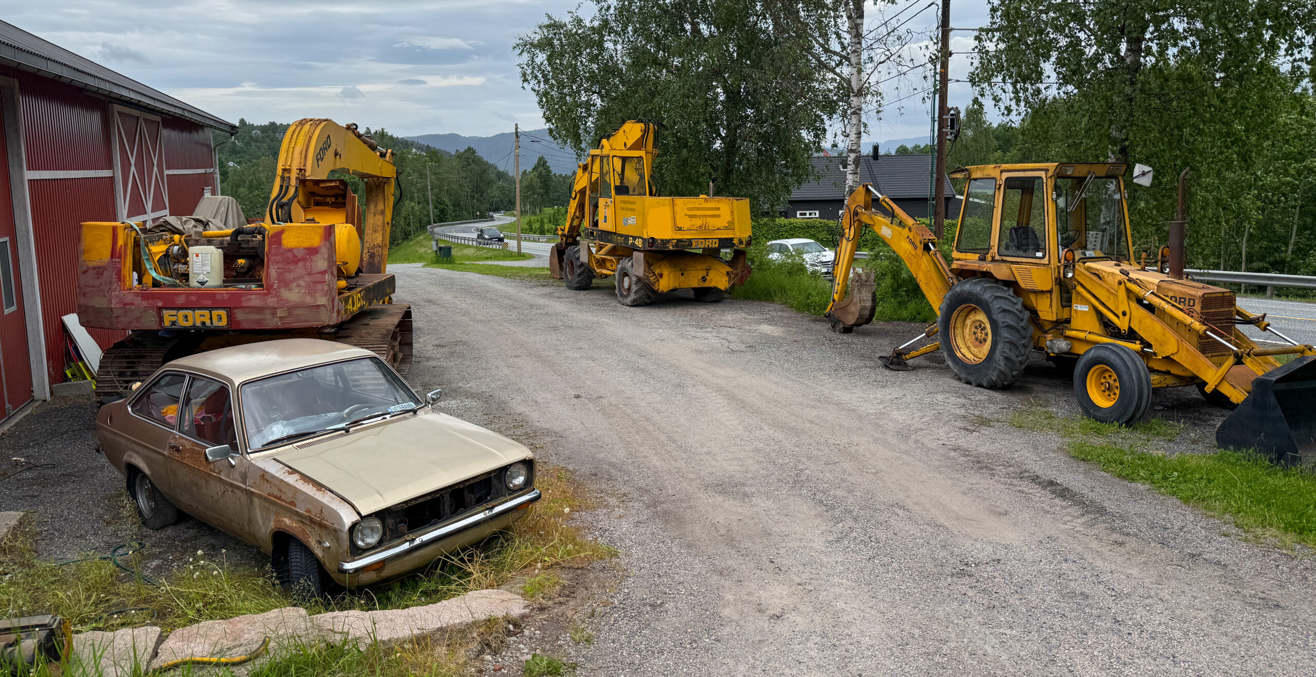 Mange ganger har vi passert på E134, som går rett forbi gården til Dagsleth, og hver gang har vi observert Ford-samlingen. Dagseth har for øvrig vurdert å flytte Escorten til et annet sted fordi det er så mange som stopper og spør om å få kjøpe den. (Foto: Njål Hagen)